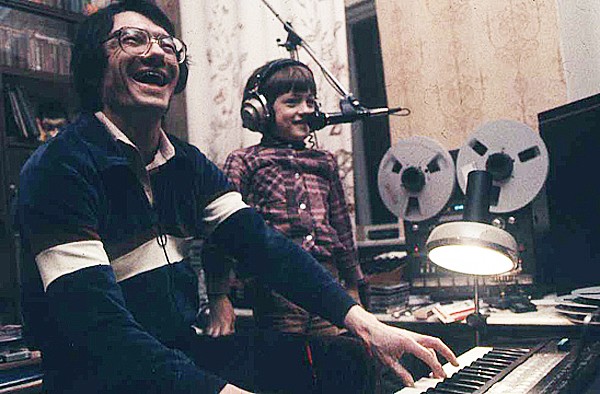 Юрий Чернавский c сыном в студии в Москве, 1982. Юрий Чернавский c сыном в студии в Москве, 1982.