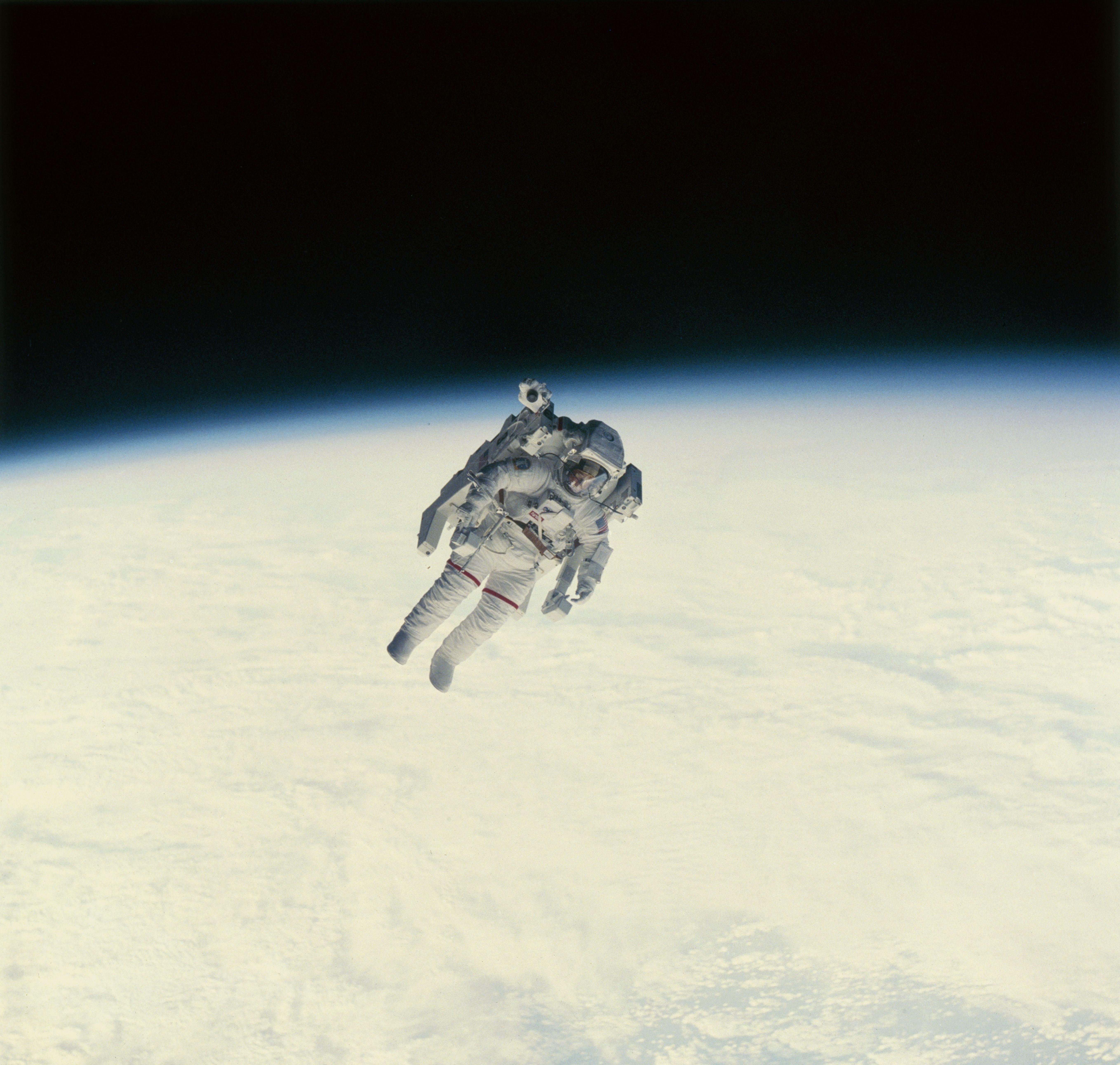 Астронавт NASA Брюс Маккэндлесс II — первый человек, работавший в открытом космическом пространстве без какой-либо механической связи с кораблем в свободном полете Bruce McCandless II During An Extravehicular Activity On February 7, 1984. For The First Time, An Astronaut Uses The Manned Maneuvering Unit (MMU) During A Spacewalk. His Movement Is Propelled By Gaseous Nitrogen And Controlled By His Hands.Кредит: