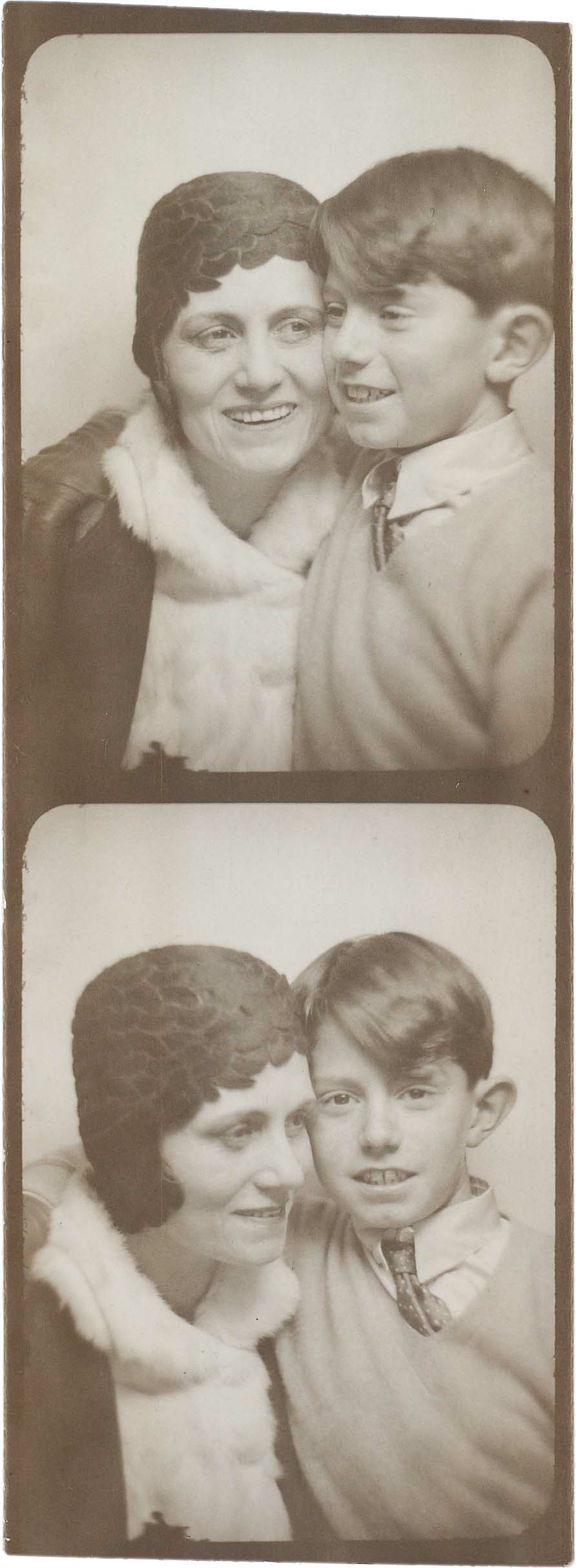 Два снимка Ольги и Поля Пикассо из фотоавтомата. Около 1928 , фотография. Архив Ольги Руис-Пикассо, Фонд поддержки искусства Альмины и Бернара Руис-Пикассо, Мадрид Два снимка Ольги и Поля Пикассо из фотоавтомата. Около 1928 , фотография. Архив Ольги Руис-Пикассо, Фонд поддержки искусства Альмины и Бернара Руис-Пикассо, Мадрид