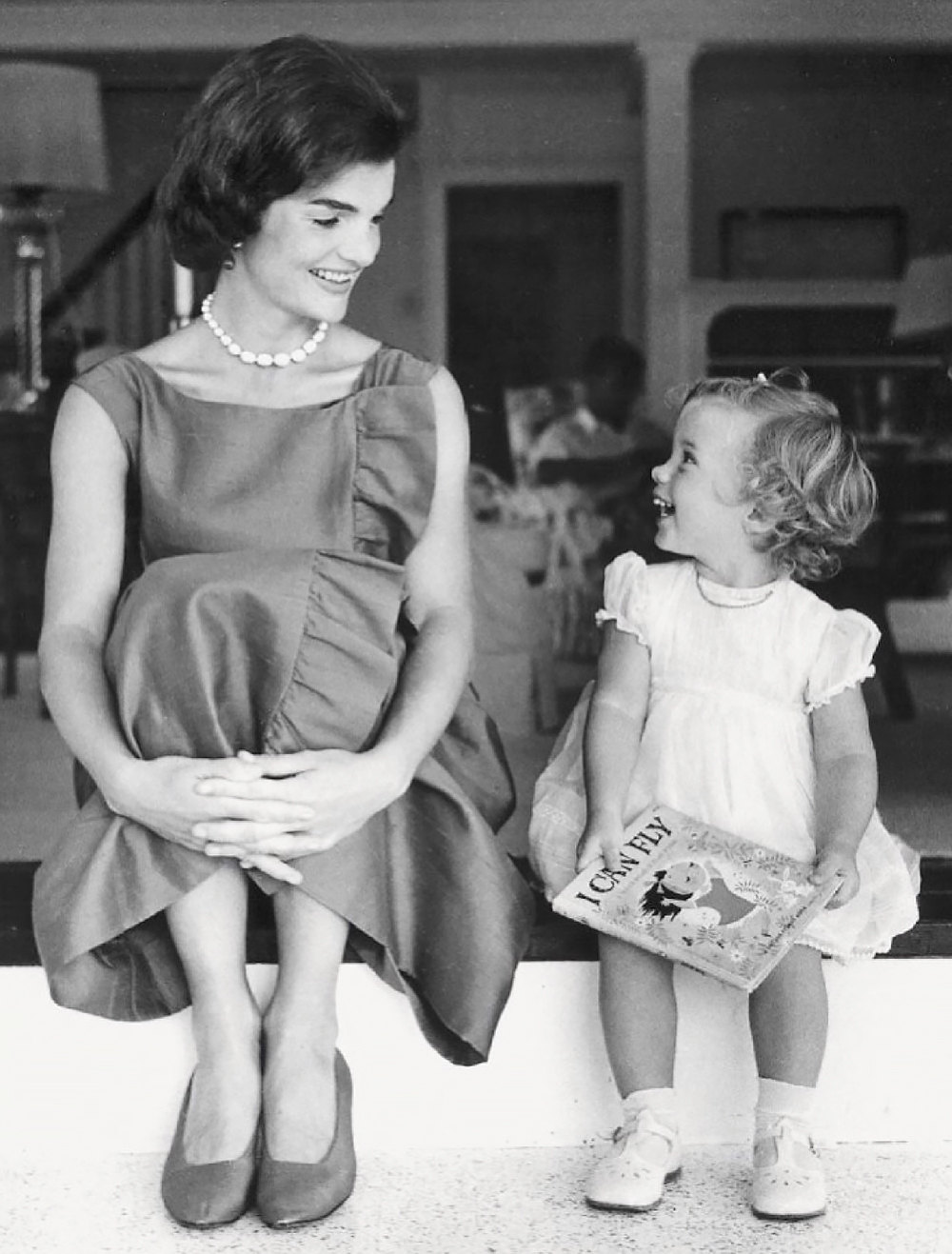 Жаклин Кеннеди в платье Givenchy с дочерью Кэролайн, 1960 Жаклин Кеннеди в платье Givenchy с дочерью Кэролайн, 1960