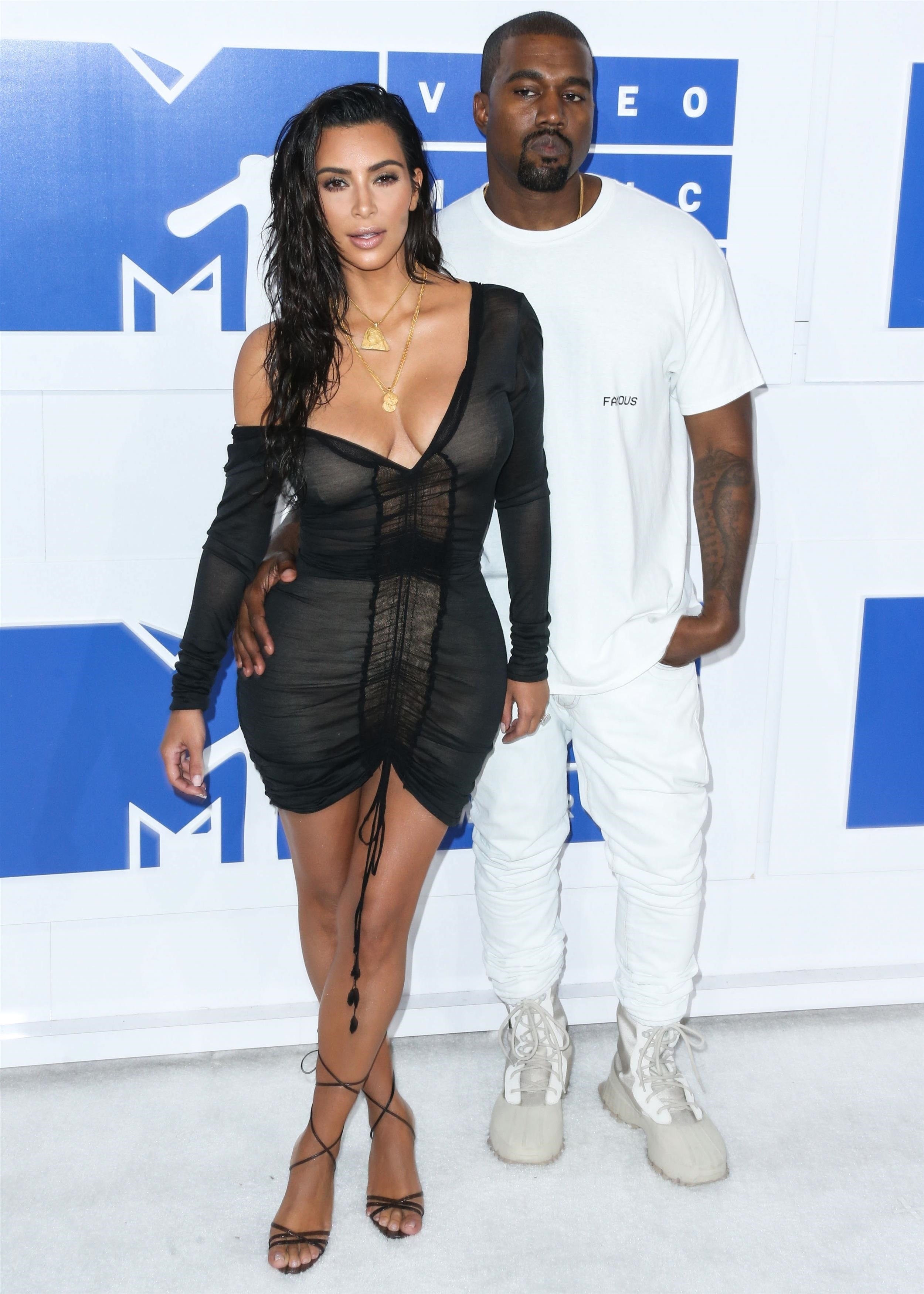На церемонии MTV Video Music Awards, 2016 Kim Kardashian West And Husband Kanye West Arrive At The 2016 MTV Video Music Awards Held At Madison Square Garden On August 28, 2016 In Manhattan, New York City. **FILE PHOTOS** **SHOT ON 08/28/2016** КРЕДИТ Backgrid USA/Legion Media