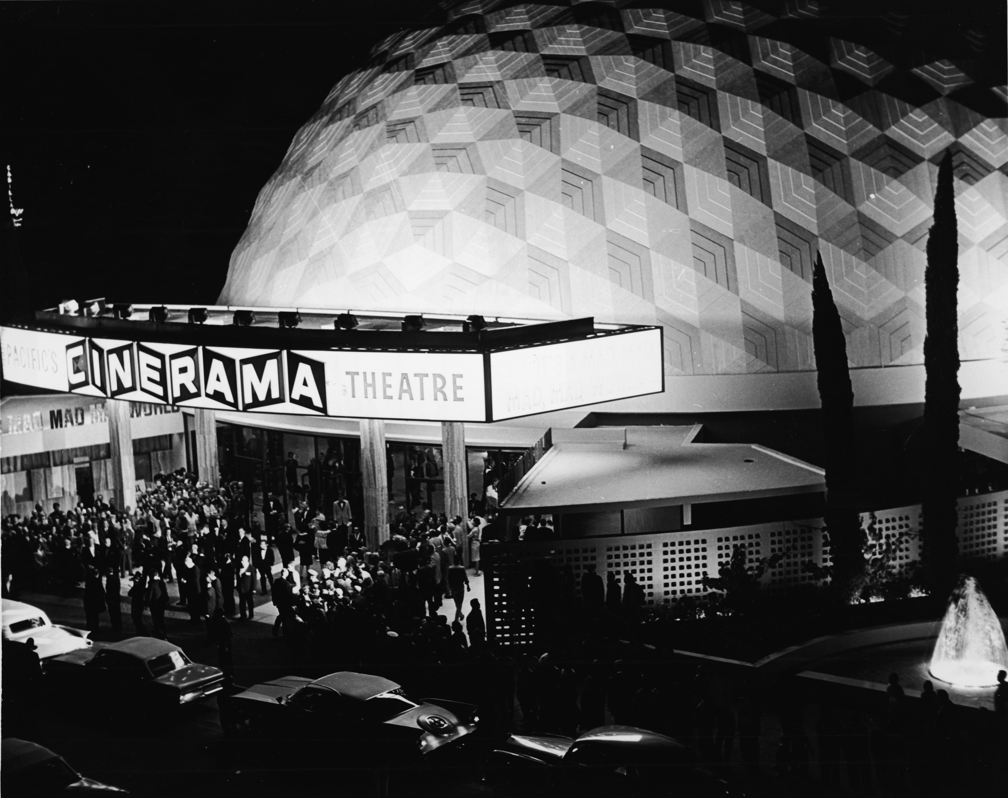 Кинотеатр Cinerama Dome в 1965-м году. Кинотеатр Cinerama Dome в 1965-м году.