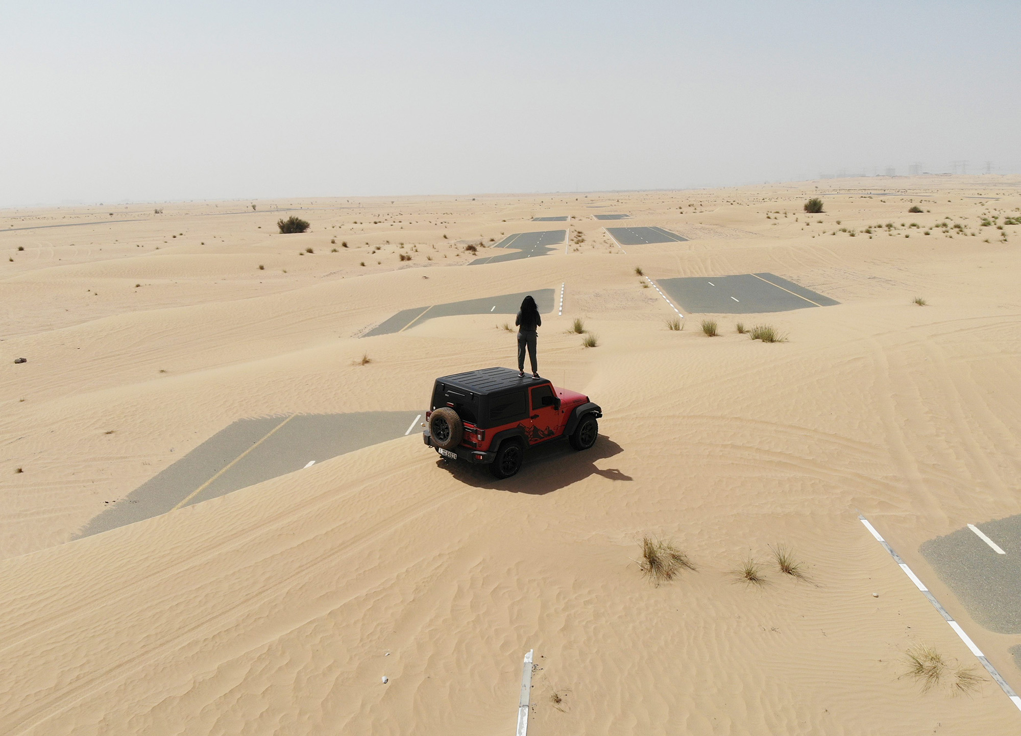 Асфальтированные дороги, покрытые песчаными дюнами, под Дубаем Desert roads lie almost completely hidden - as aerial images show them being swallowed up by wind-blown sand. Just a single car can be seen trying to cross the tarmac near Dubai as the surrounding dunes threaten to cover them up entirely.Nov 2020