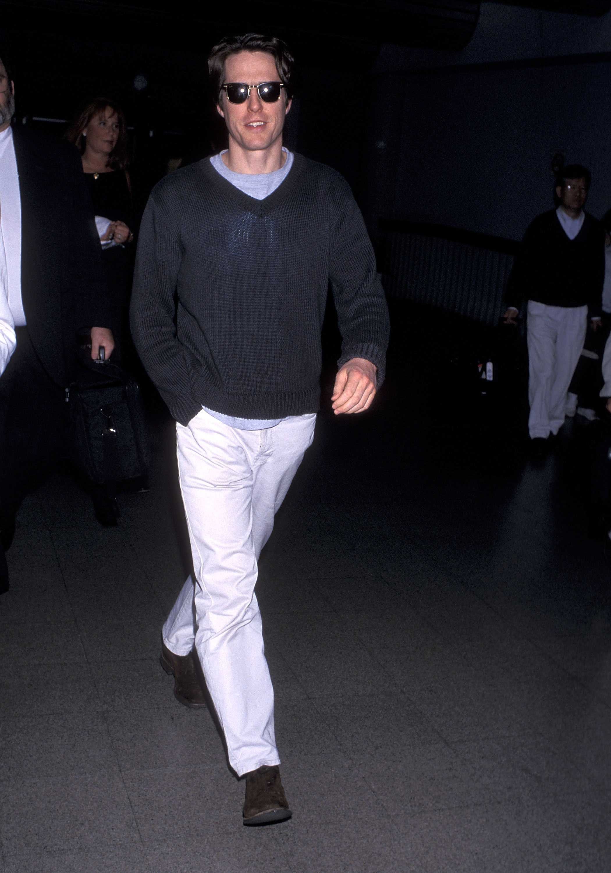В аэропорту Лос-Анджелеса, 1999 : Actor Hugh Grant arrives from New York City on May 26, 1999 at Los Angeles International Airport in Los Angeles, California. КРЕДИТ by