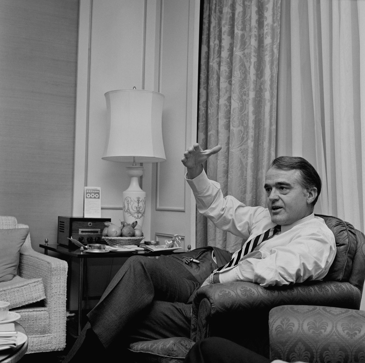 президент Американской ассоциации кинокомпаний Джек Валенти American president of the Motion Picture Association of America Jack Valenti (1921 - 2007), UK, 17th December 1968. Фото: Evening Standard/Hulton Archive/Getty Images