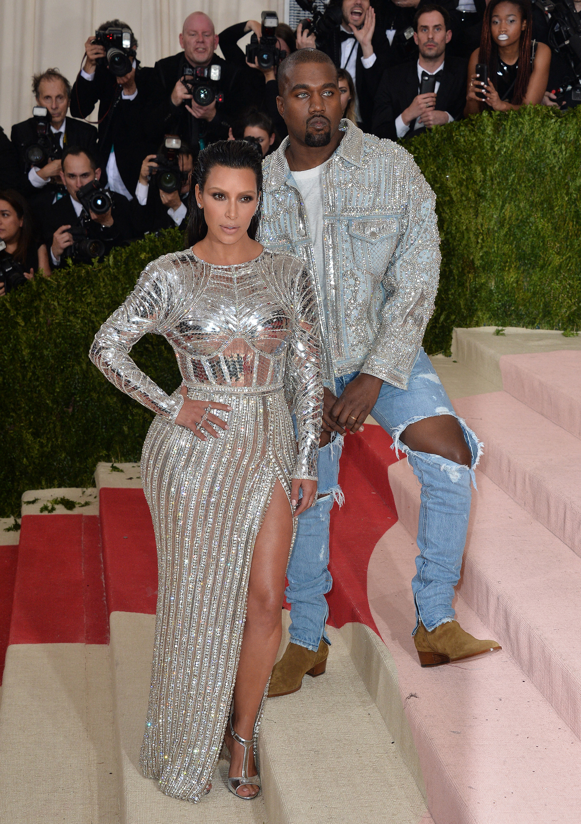 На Met gala в 2016 году File Photo Of Kim Kardashian And Kanye West Attend The Manus X Machina: Fashion In An Age Of Technology Costume Institute Benefit Gala At Metropolitan Museum Of Art On May 2, 2016 In New York City, NY, USA. КРЕДИТ Hahn Lionel/Abaca/Sipa USA/Legion Media