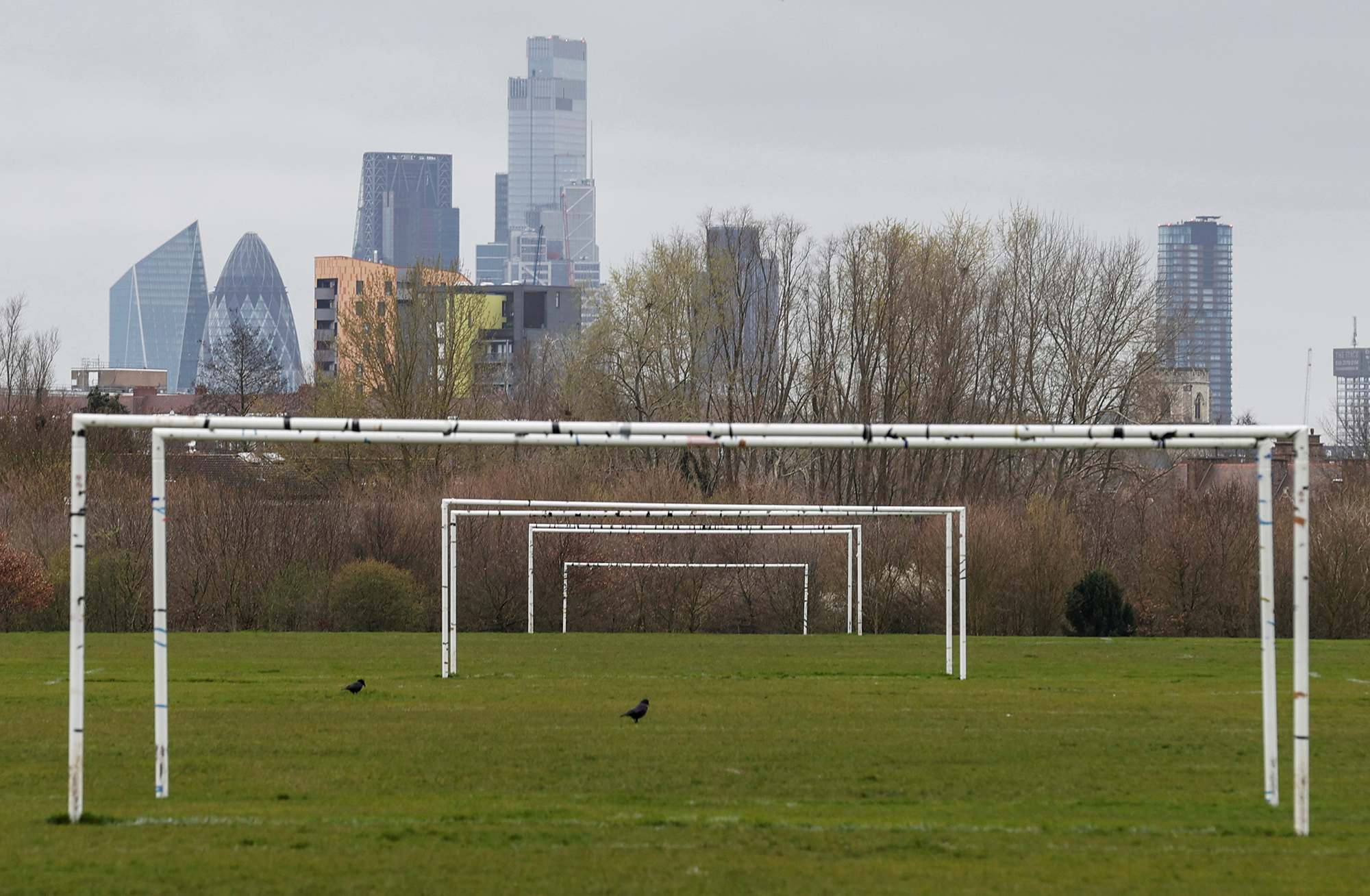 Лондон Empty pitches are seen on Hackney Marshes in London, Britain, March 15, 2020. REUTERS/Eddie Keogh TPX IMAGES OF THE DAY