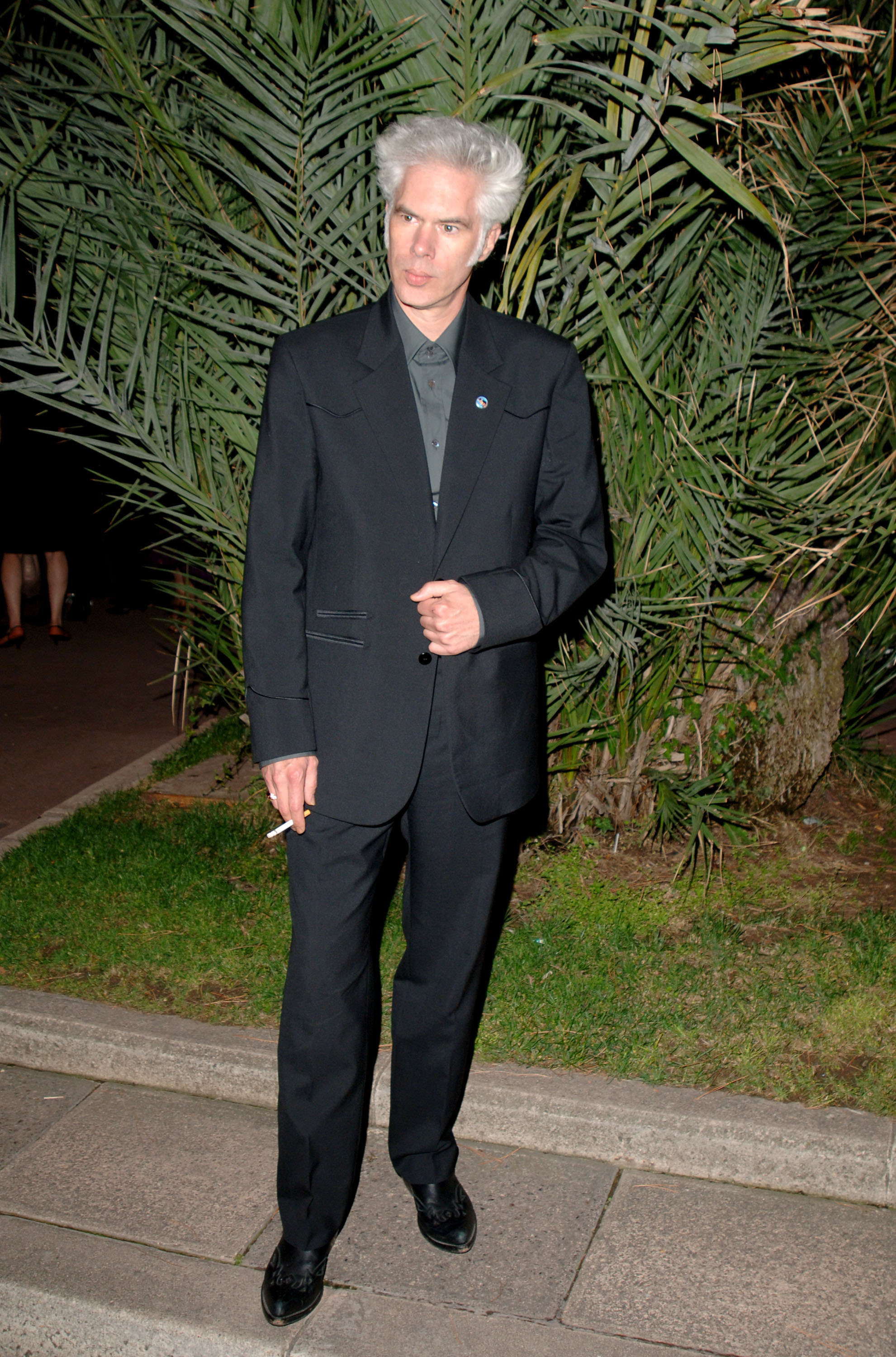 На Каннском кинофестивале, 2005 Jim Jarmusch during 2005 Cannes Film Festival - Closing Ceremony Departures at Le Palais de Festivals in Cannes, France. (Photo by