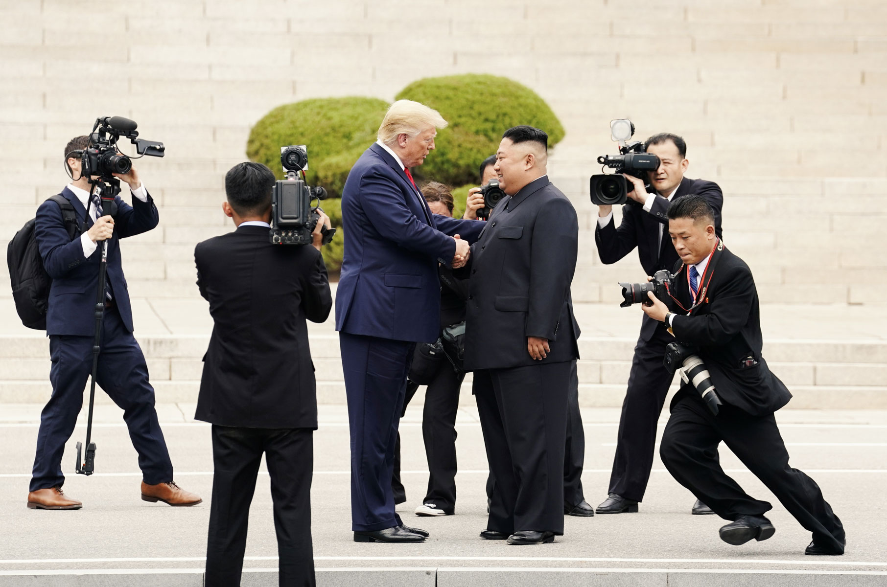 Лидеры США и КНДР Дональд Трамп и Ким Чен Ын провели встречу в демилитаризованной зоне на границе двух Корей. После обмена рукопожатиями Трамп по приглашению Ким Чен Ына пересек границу, став первым в истории действующим президентом США, оказавшимся на территории Северной Кореи. Лидеры США и КНДР Дональд Трамп и Ким Чен Ын провели встречу в демилитаризованной зоне на границе двух Корей. После обмена рукопожатиями Трамп по приглашению Ким Чен Ына пересек границу, став первым в истории действующим президентом США, оказавшимся на территории Северной Кореи.