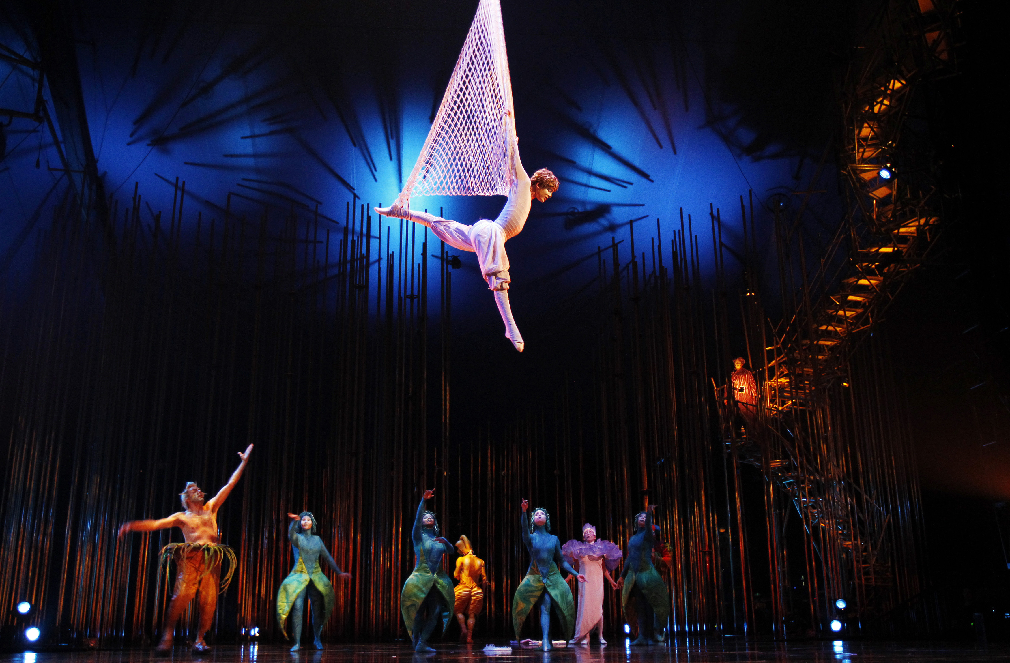 Выступление Cirque du Soleil's в Лиме, январь 2013 года rtists perform during Cirque du Soleil's Varekai show in Lima, January 16, 2013. Picture taken January 16, 2013. КРЕДИТ Enrique Castro-Mendivil/Reuters