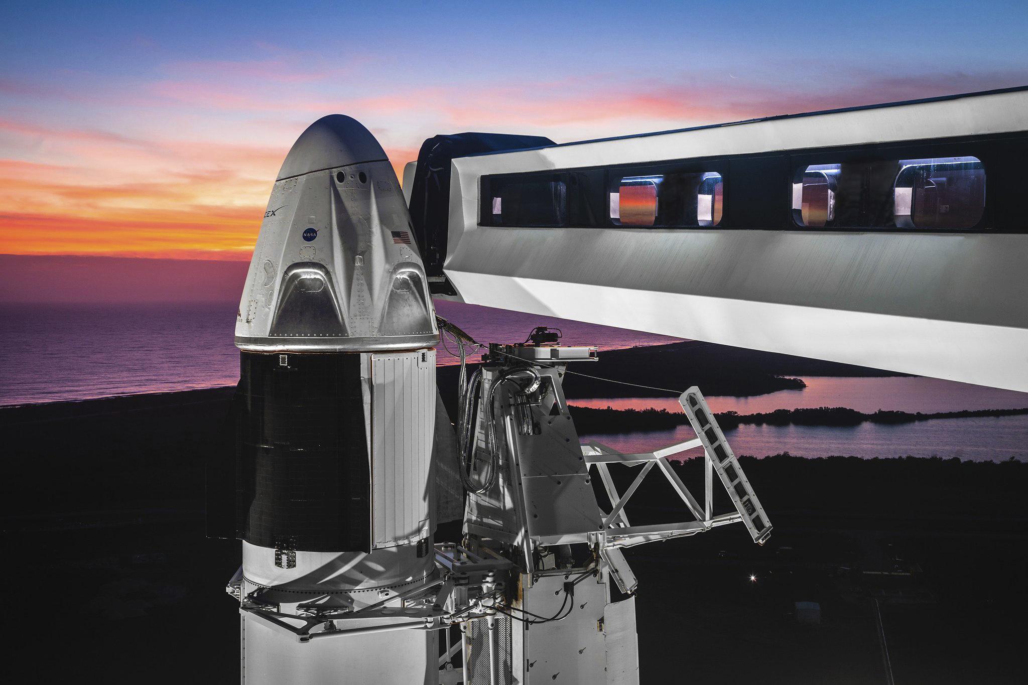 Компания Space X готовится к тестовому запуску пилотируемого корабля Crew Dragon, который в будущем будет доставлять астронавтов на МКС. В космос его будет выводить ракета Falcon-9 со стартового комплекса LC-39A Космического центра им. Кеннеди во Флориде. Компания Space X готовится к тестовому запуску пилотируемого корабля Crew Dragon, который в будущем будет доставлять астронавтов на МКС. В космос его будет выводить ракета Falcon-9 со стартового комплекса LC-39A Космического центра им. Кеннеди во Флориде.