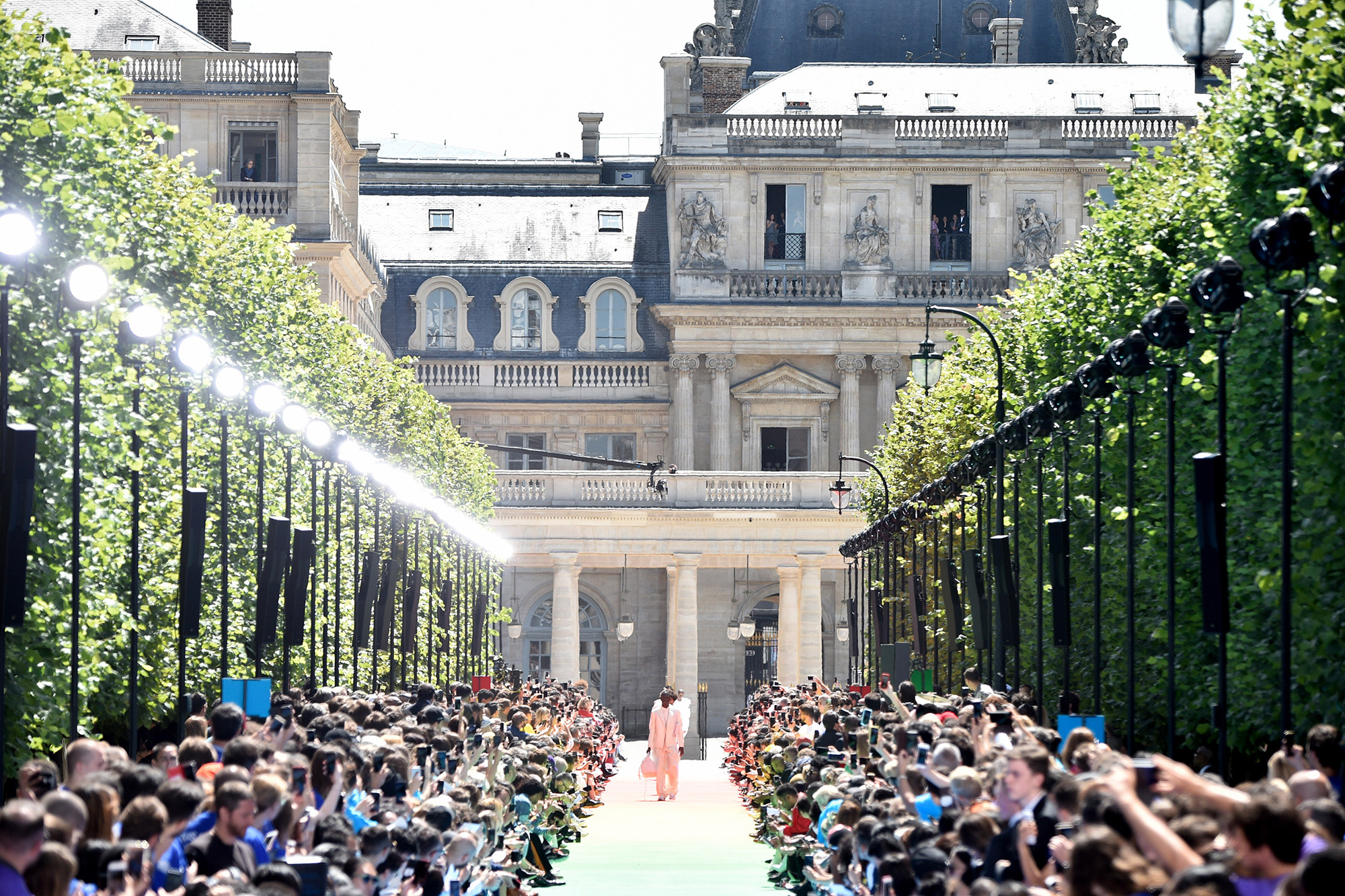 Показ мужской коллекции Louis Vuitton весна–лето 2019 Показ мужской коллекции Louis Vuitton весна-лето 2019