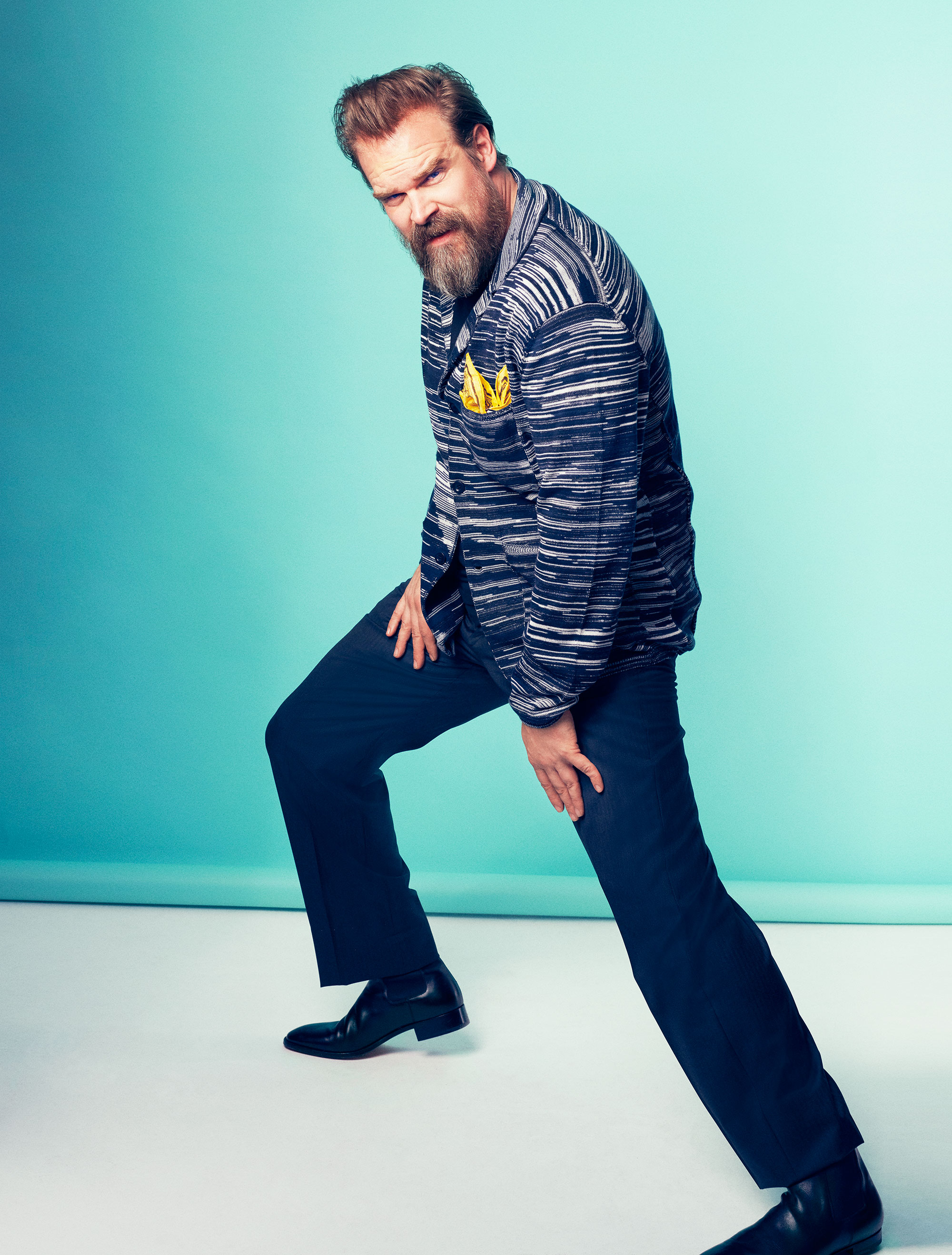Пиджак, Missoni; < br>
футболка, Jockey; <br>
брюки, Giorgio Armani; <br>
ботинки, Christian Louboutin; <br>
платок паше, Gucci" title=