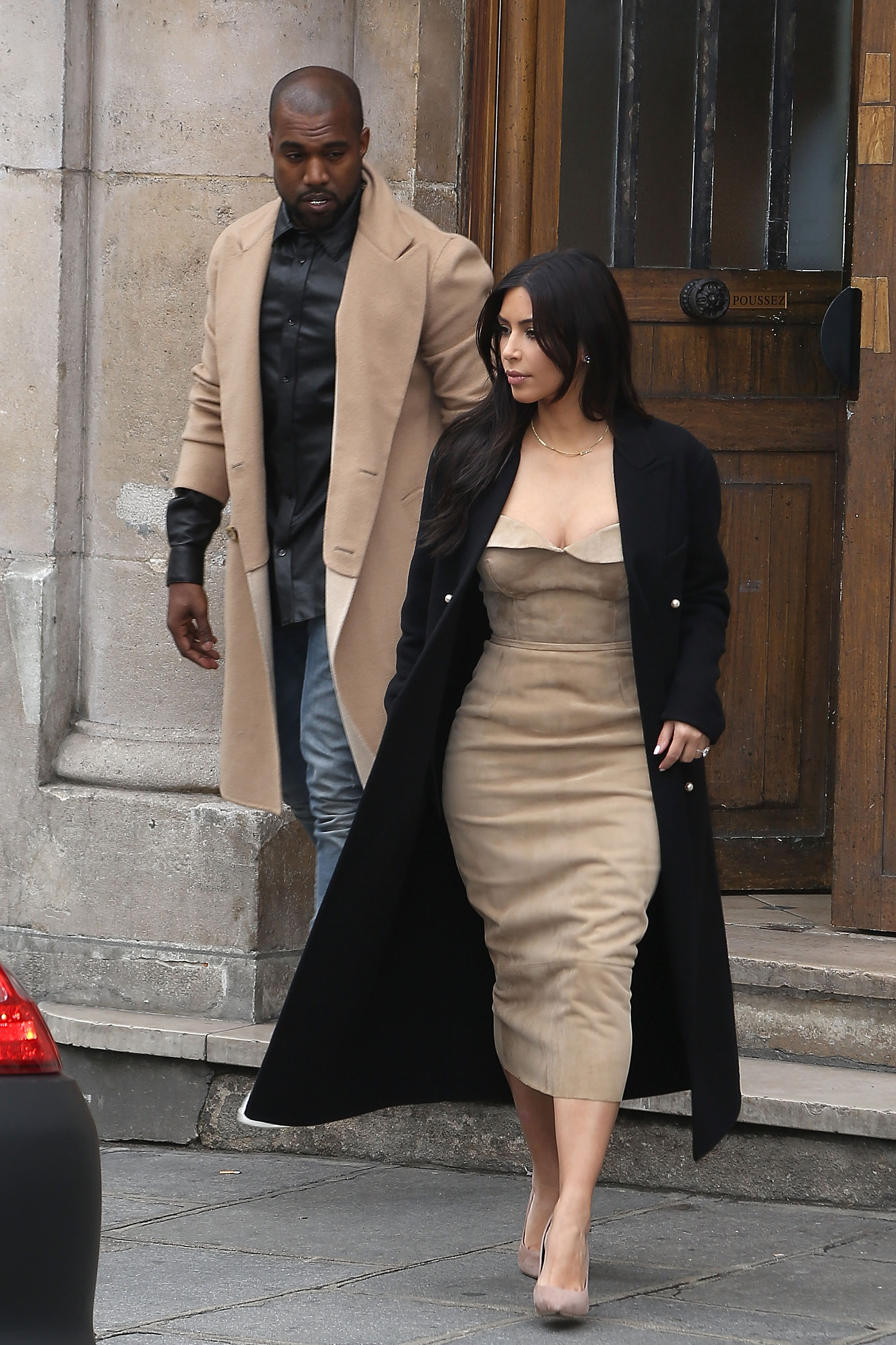 В шоуруме Maison Martin Margiela в Париже, 2014 Kim Kardashian Sighting In ParisPARIS, FRANCE - MAY 21: Kim Kardashian and Kanye West leave the 'Maison Martin Margiela' showroom on May 21, 2014 in Paris, France. (Photo by Marc Piasecki/GC Images/Getty Images