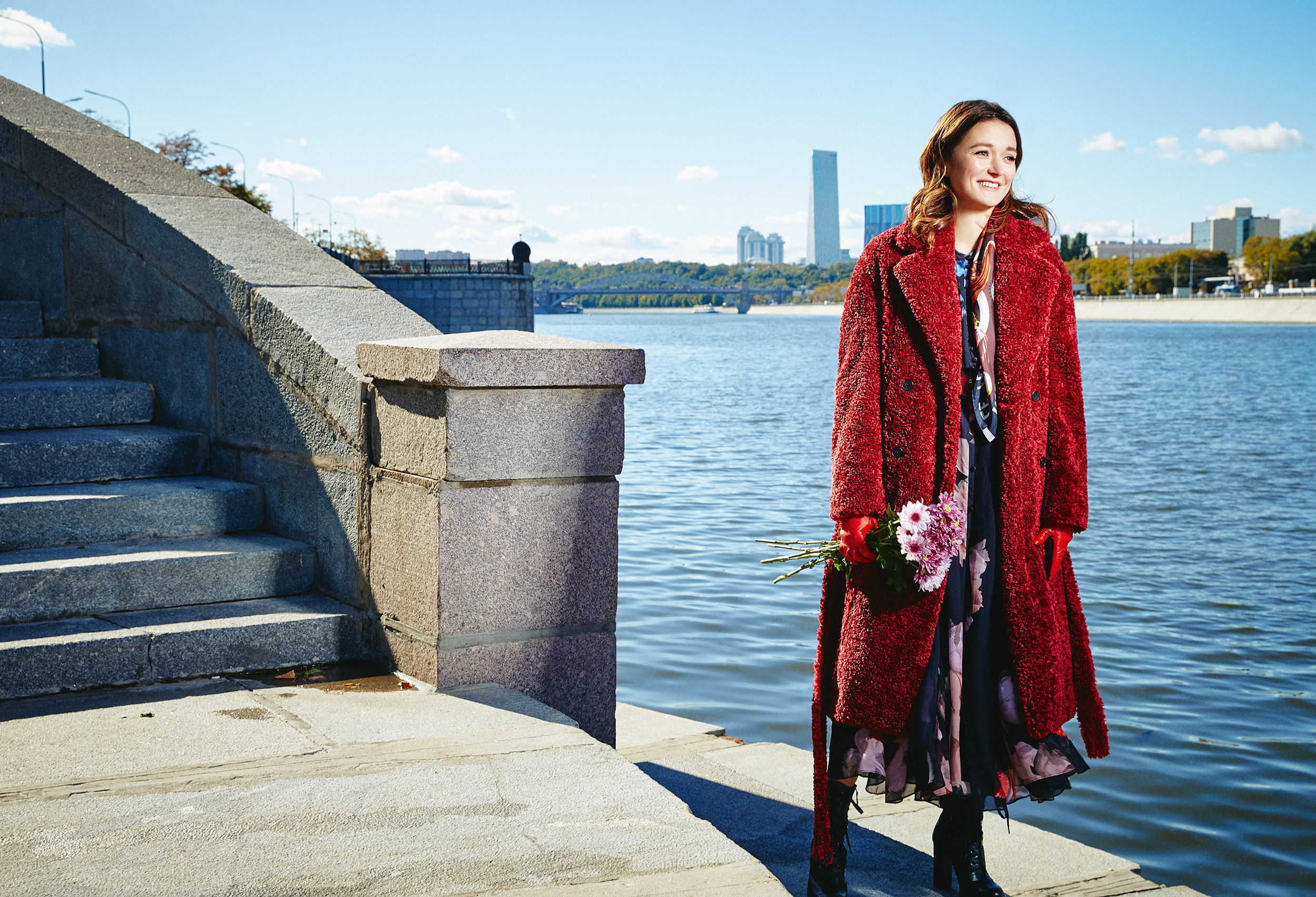 Здесь и далее: пальто Boss платье Dorothee Schumacher платок Dior сумка Gucci перчатки Versace ботильоны Nando Muzi Здесь и далее: пальто Boss платье Dorothee Schumacher платок Dior сумка Gucci перчатки Versace ботильоны Nando Muzi