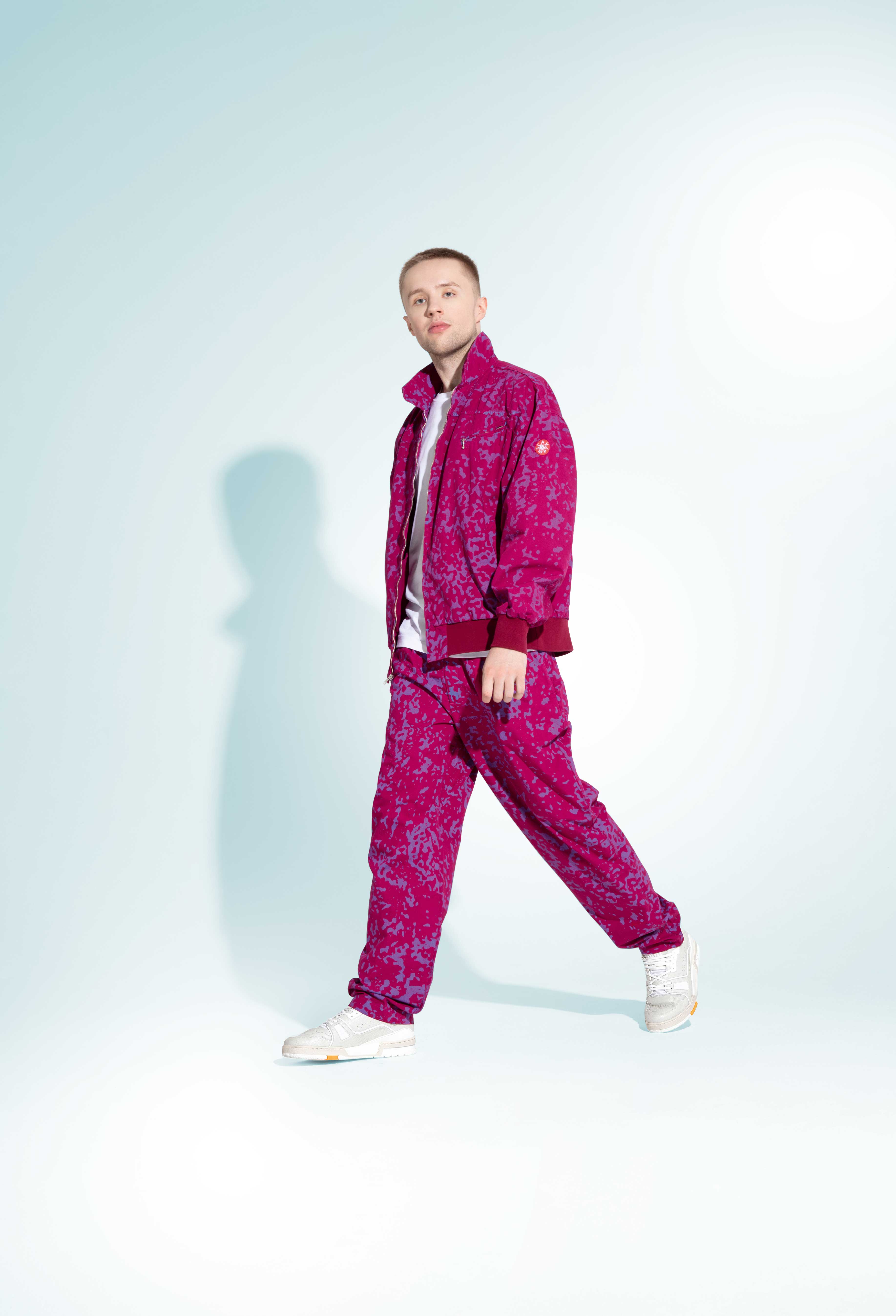 Куртка и брюки, Cav Empt; футболка Dries Van Noten; кроссовки Louis Vuitton Куртка и брюки, Cav Empt; футболка Dries Van Noten; кроссовки Louis Vuitton