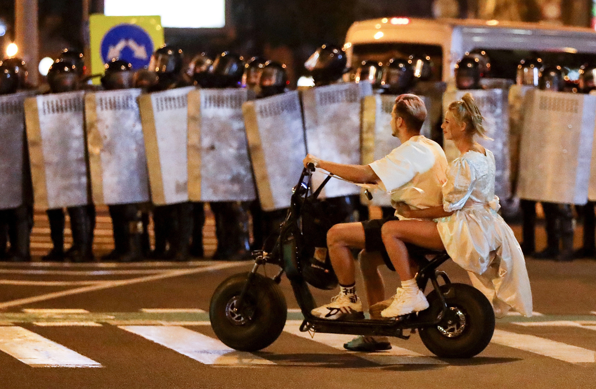 Молодая пара из Минска в первую ночь протестов в Беларуси, 9 августа Молодая пара из Минска в первую ночь протестов в Беларуси 9 августа.