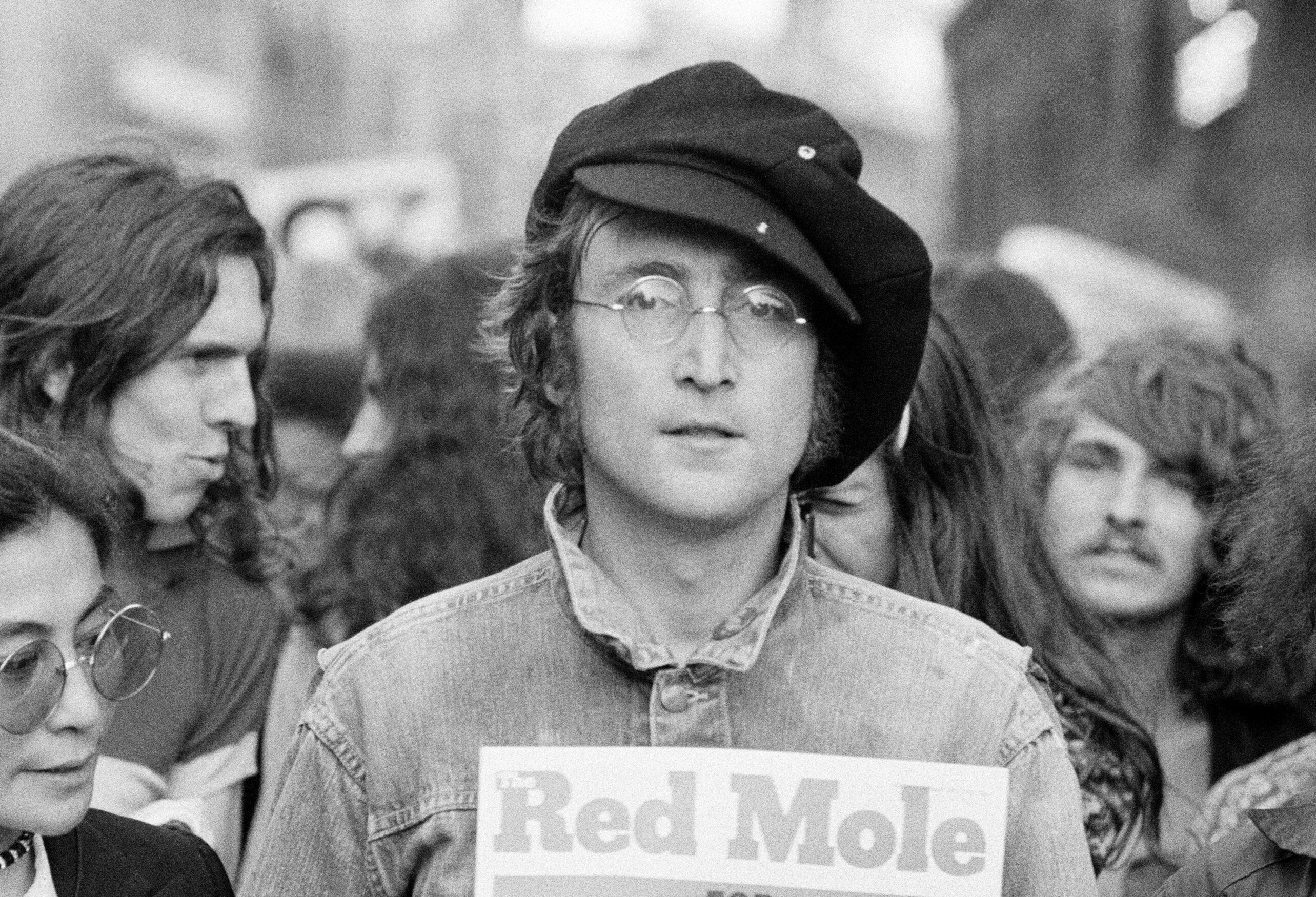 В 1975 году Portrait of British musician John Lennon (1940 - 1980) (center) and his wife, artist and musician Yoko Ono (extreme left) as they attend an unspecified rally in Hyde Park, London, England, 1975. (Photo by )