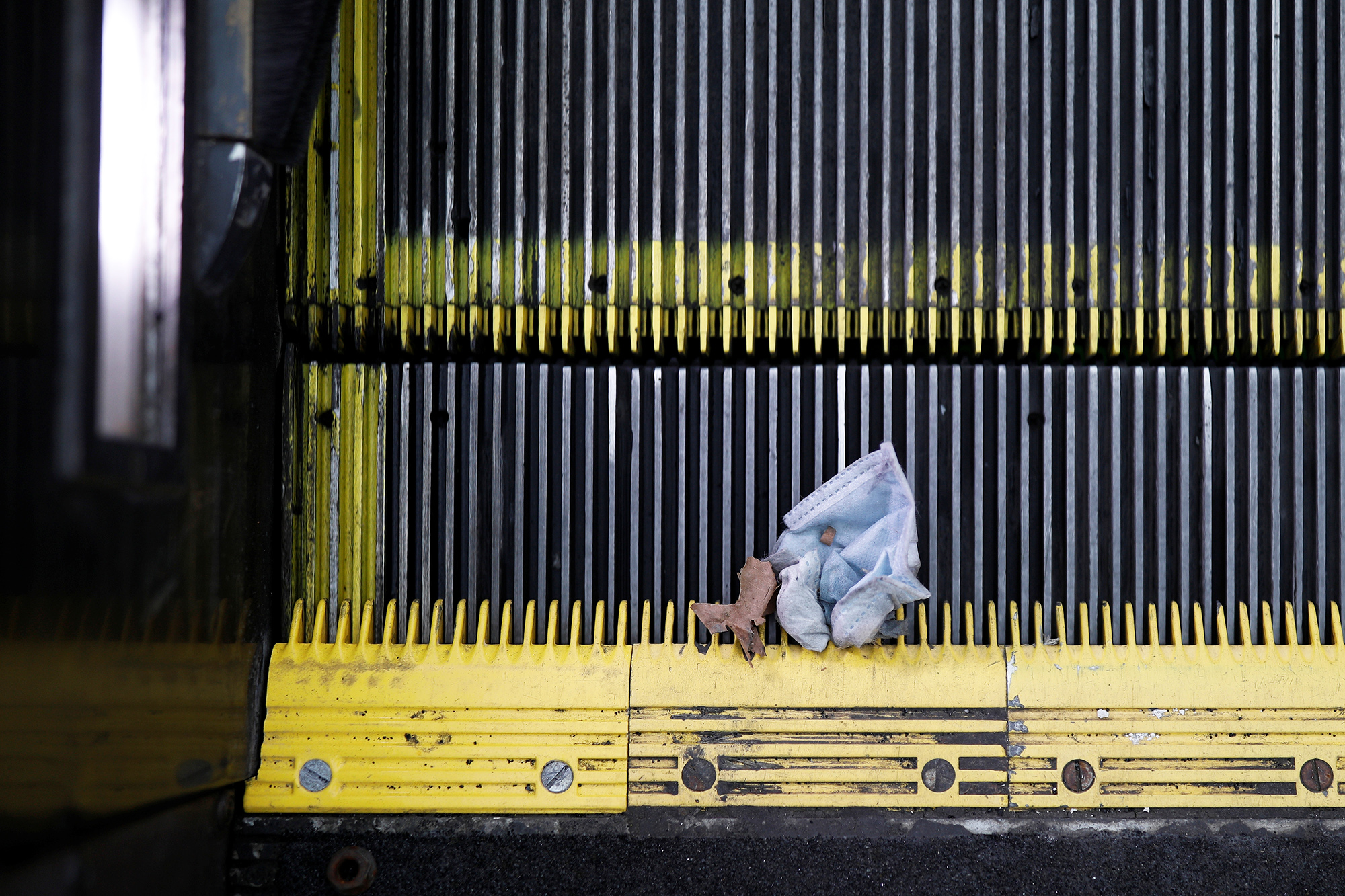 Медицинская маска на эскалаторе, Вашингтон, США A discarded face mask is caught in the grooves of a moving escalator at the Dupont Circle Metro underground train station, as Mayor Muriel Bowser declared a State of Emergency due to the coronavirus disease (COVID-19) in Washington, U.S., March 16, 2020. Tom Brenner/REUTERS