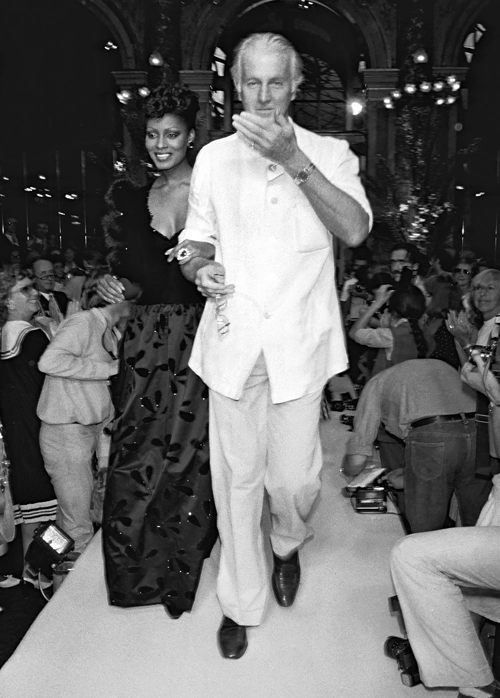 Юбер де Живанши с моделью на показе Givenchy осень-зима 1982 Юбер де Живанши с моделью на показе Givenchy осень-зима 1982