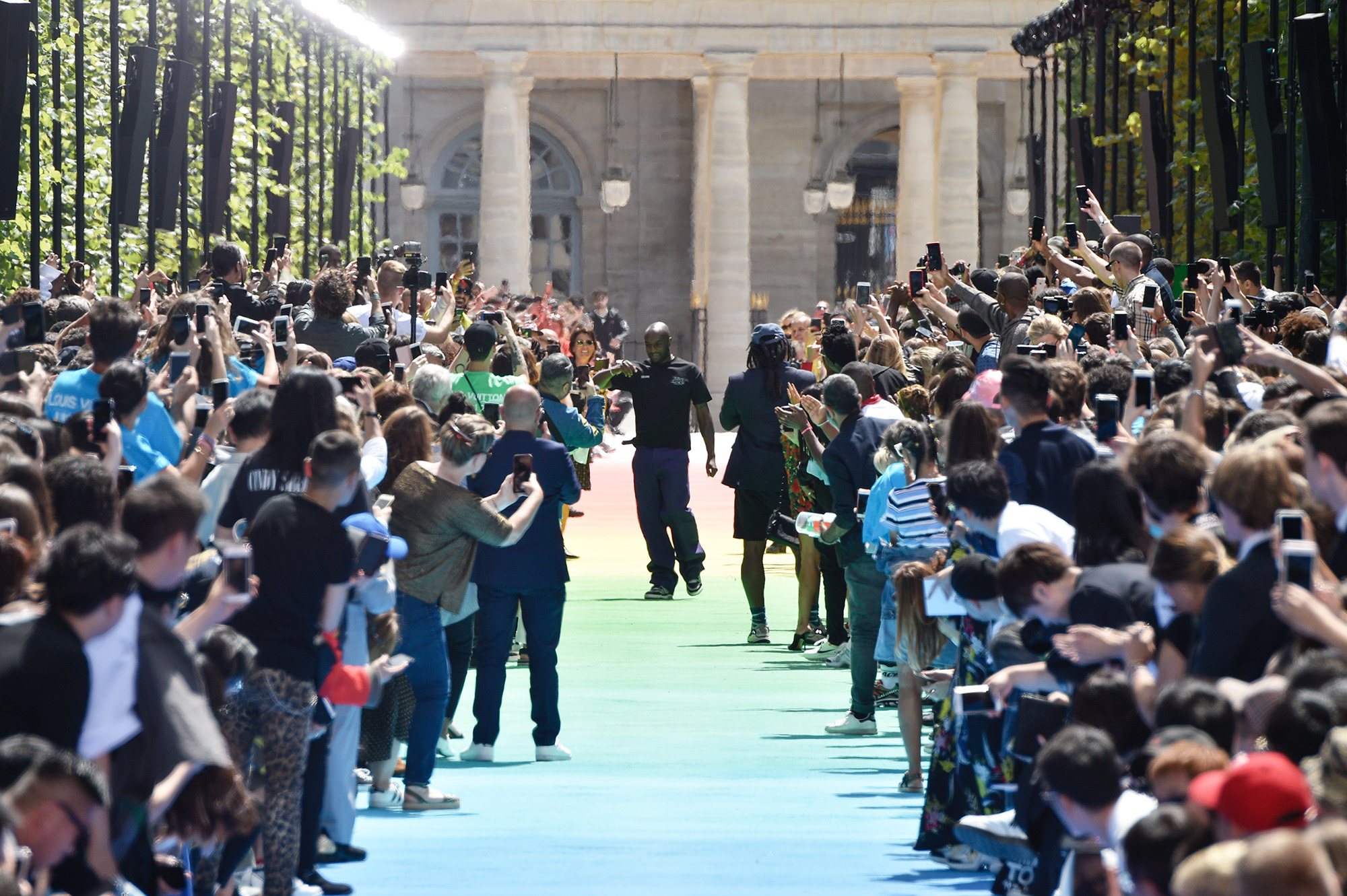 Финал показа мужской коллекции Louis Vuitton весна–лето 2019 Финал показа мужской коллекции Louis Vuitton весна-лето 2019