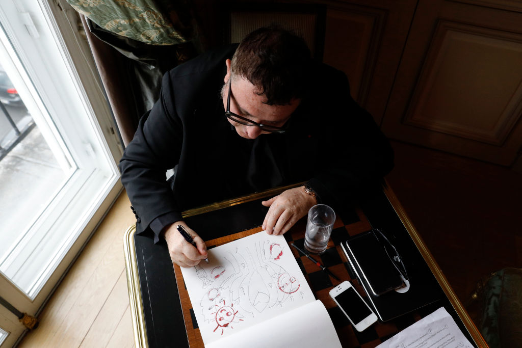 Альбер Эльбаз за работой ARIS, FRANCE - OCTOBER 18: Fashion Designer Alber Elbaz photographed outside the Louvre Museum on October 18, 2016 in Paris, France.Крелдит: