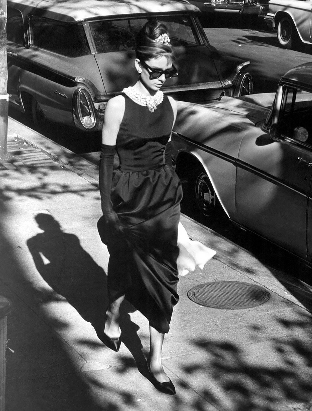 Одри Хепберн в платье Givenchy в фильме «Завтрак у Тиффани», 1961 Одри Хепберн в платье Givenchy в фильме «Завтрак у Тиффани», 1961
