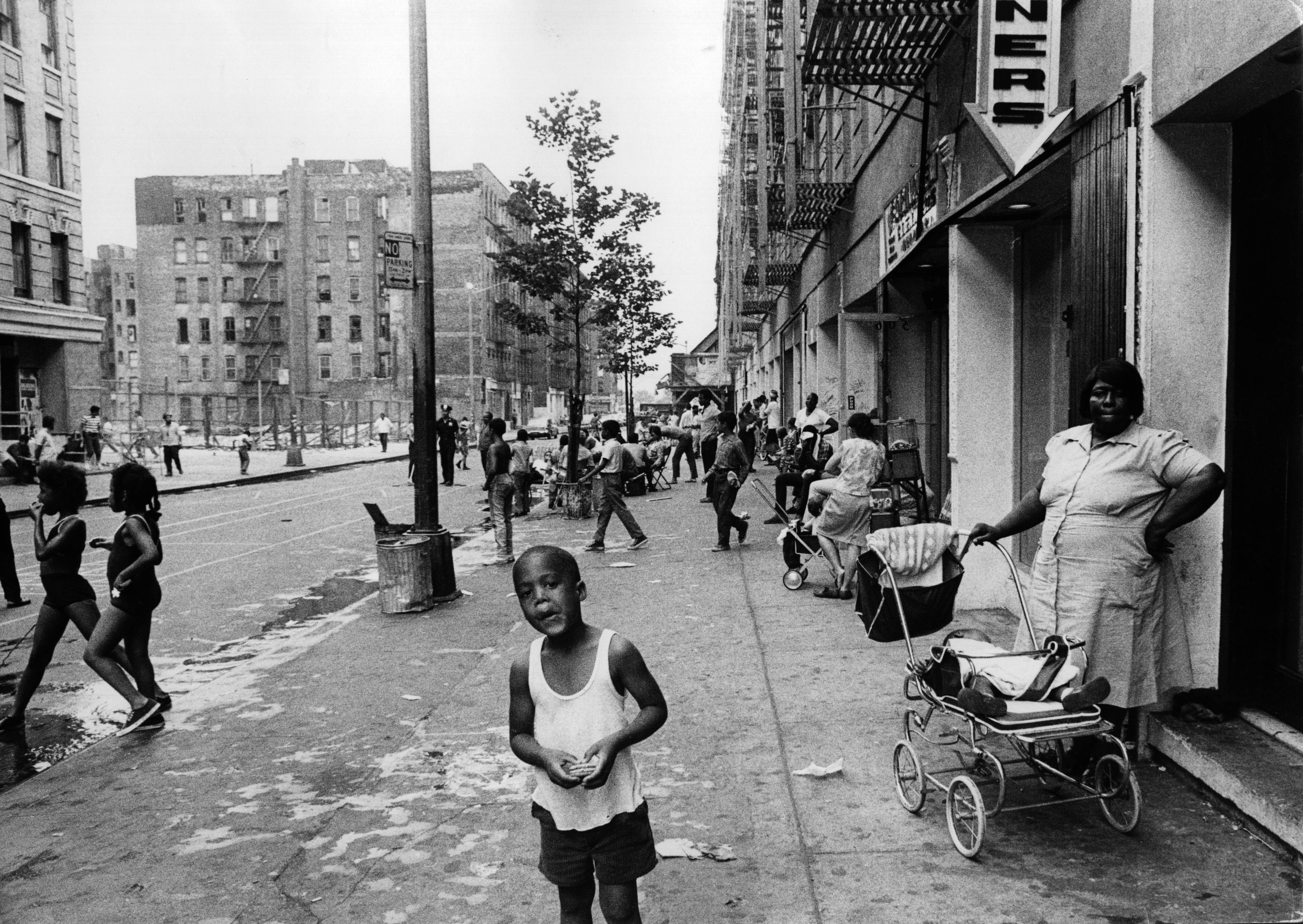 Гарлем в 1960-е Harlem StreetA street scene in Harlem, New York City. КРЕДИТ