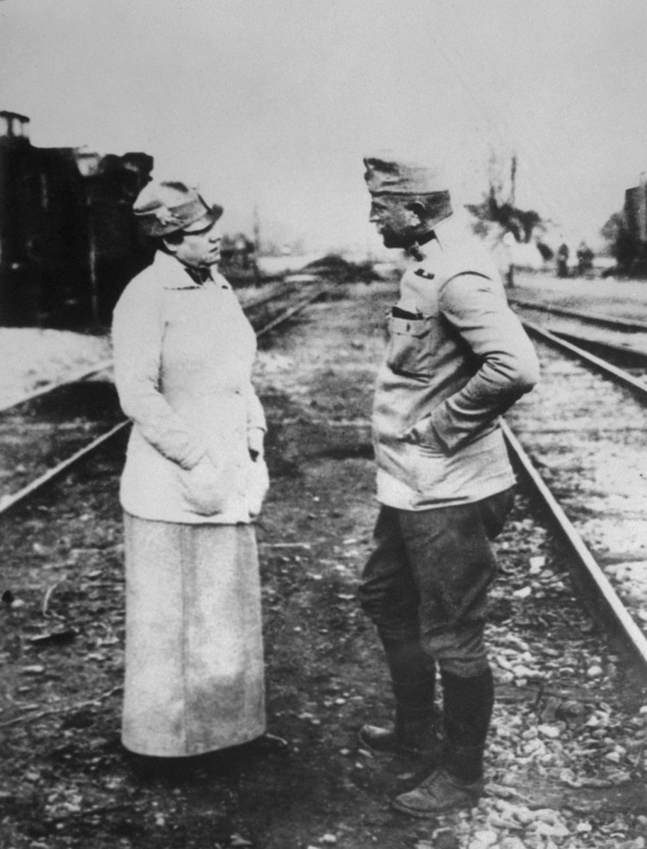 Нелли Блай берет интервью у офицера австрийской армии в Польше, 1914 год. Нелли Блай берет интервью у офицера