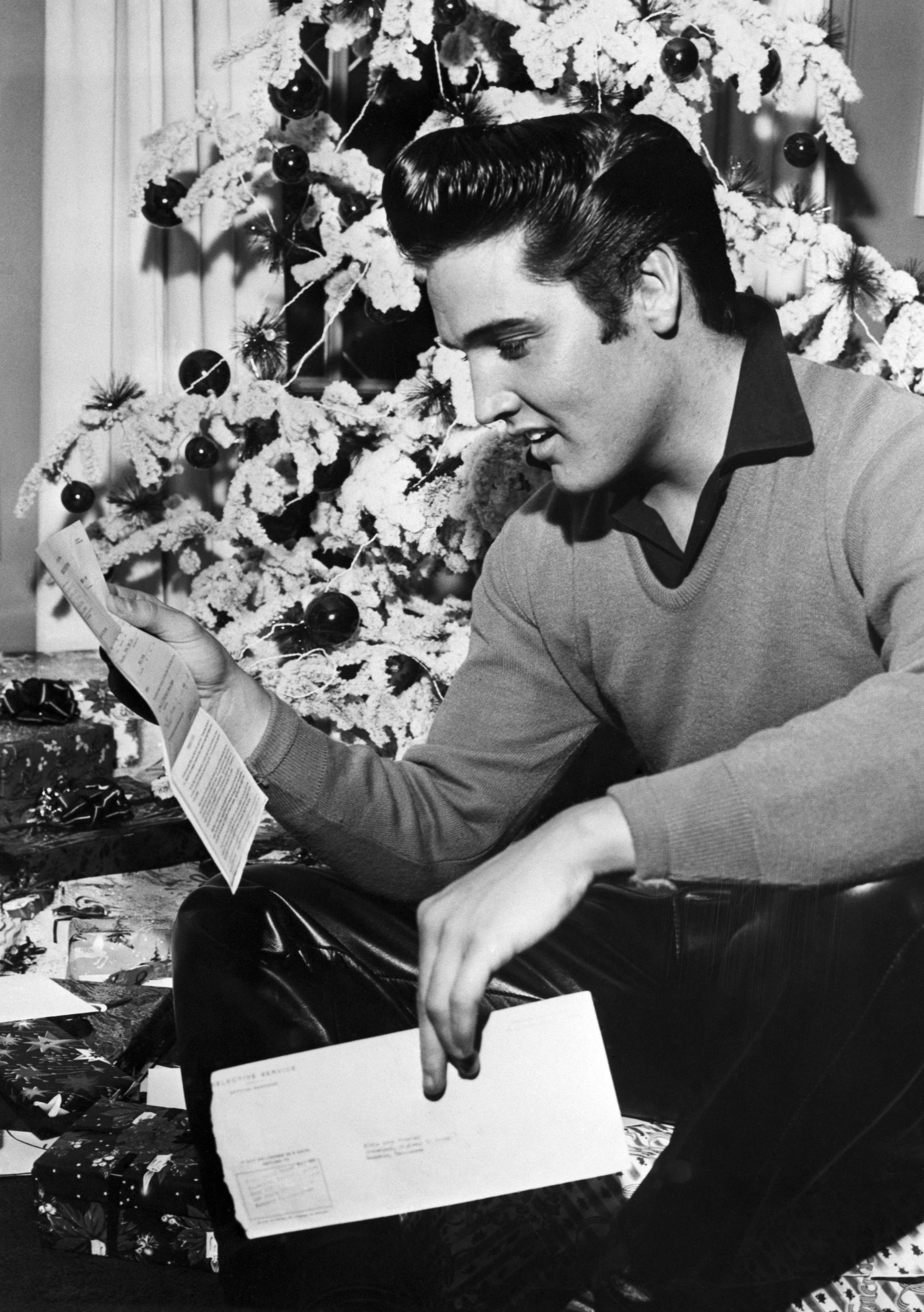 Элвис Пресли, 1957 (Original Caption) 12/20/1957-Memphis, TN: Rock 'n' roll crooner Elvis Presley reads an unexpected