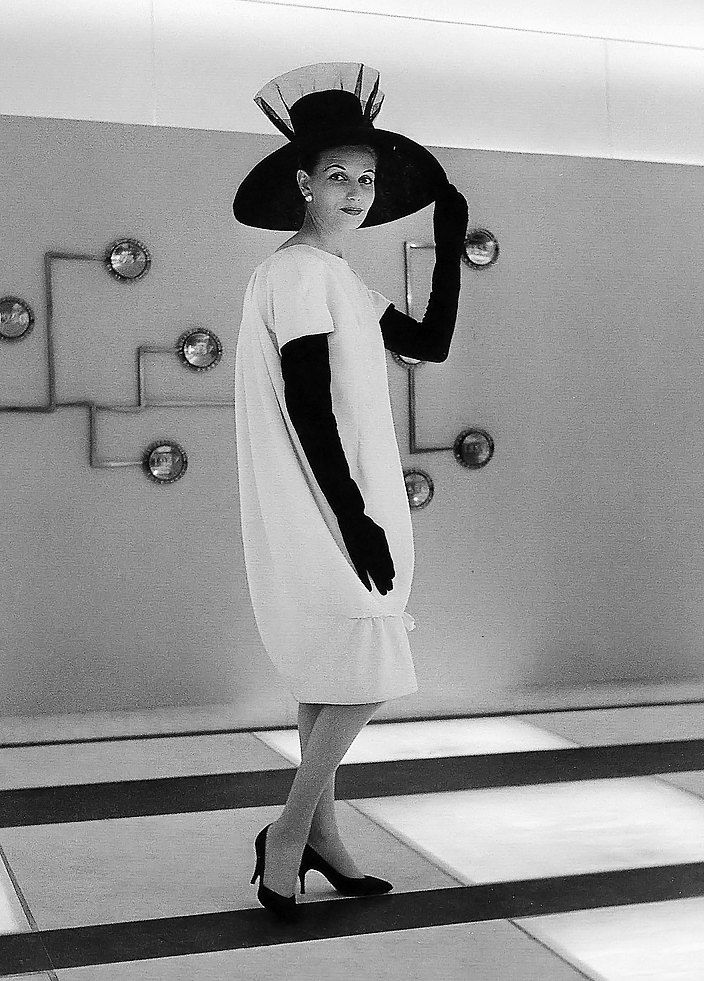 Модель в платье-коконе Givenchy, 1960-е Модель в платье-коконе Givenchy, 1960-е