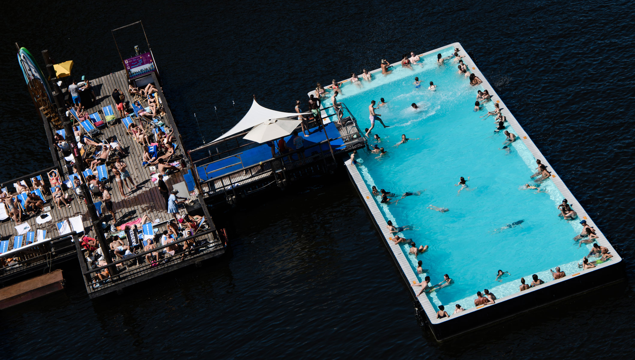 Бассейн Badeschiff в реке Шпрее, Берлин, Германия Бассейн Badeschiff в реке Шпрее, Берлин, Германия