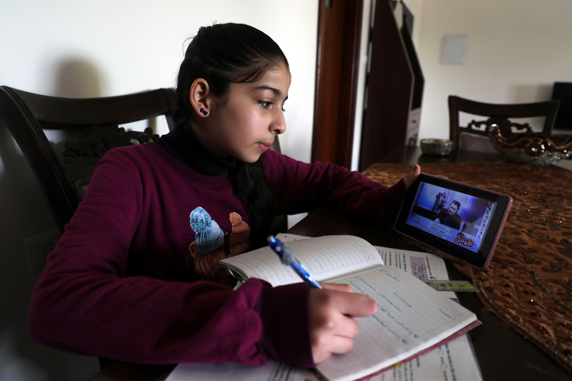 Школьница на домашнем обучении в Газе, Палестина Palestinian student following up an electronic lesson on the Education radio, during school students vacation as a preventive measure amid fears of the spread of the novel coronavirus, in Gaza city, on March 15, 2020. (Photo by Majdi Fathi/NurPhoto via Getty Images)