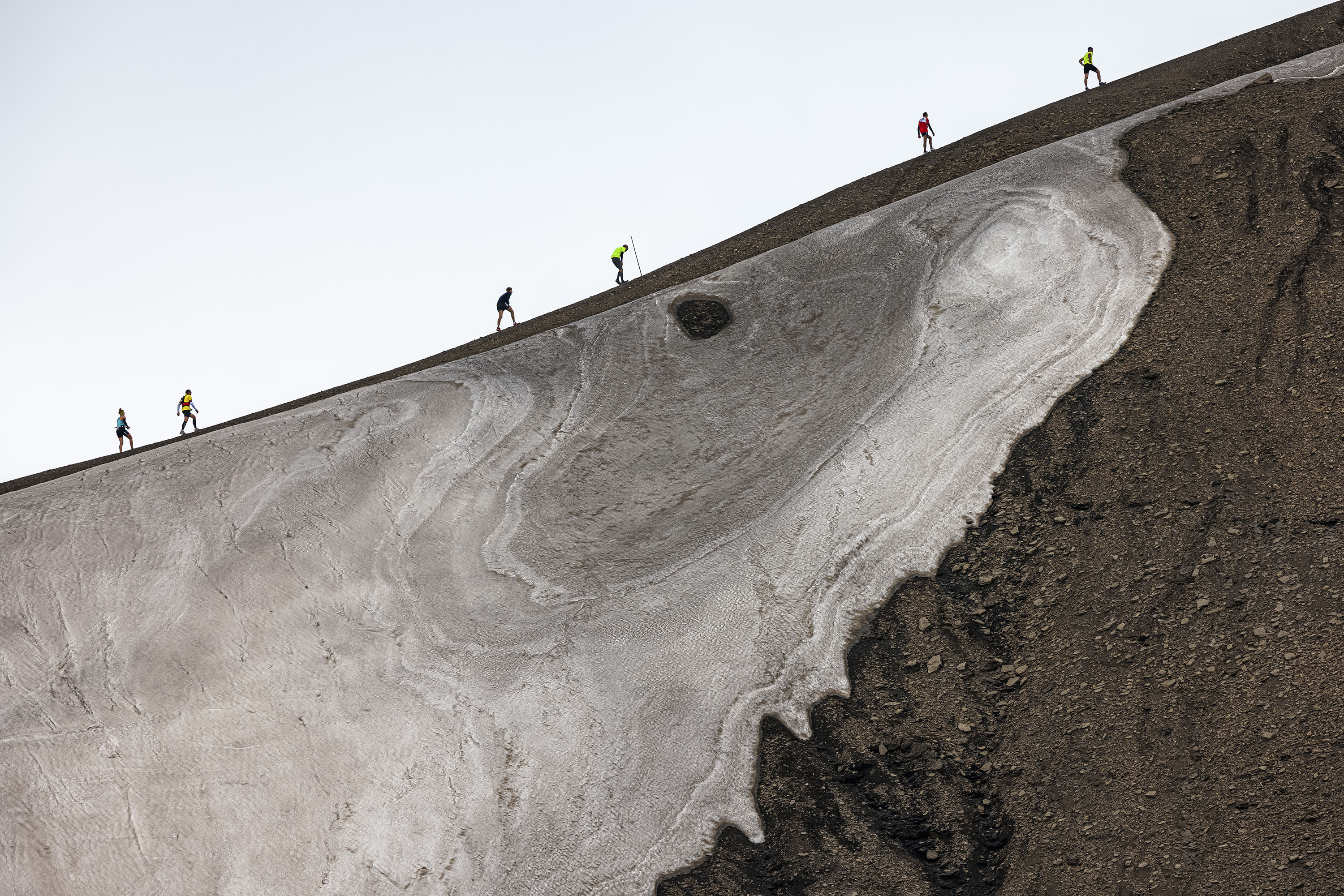 Участники гонки на леднике Цанфлерон у финиша трассы Glacier 3000, Швейцария, 07 августа 2021 года. Участники гонки на леднике Цанфлерон, приближаясь к финишу трассы Glacier 3000 над альпийским курортом Ле Дьяблере, Швейцария, 07 августа 2021 года.