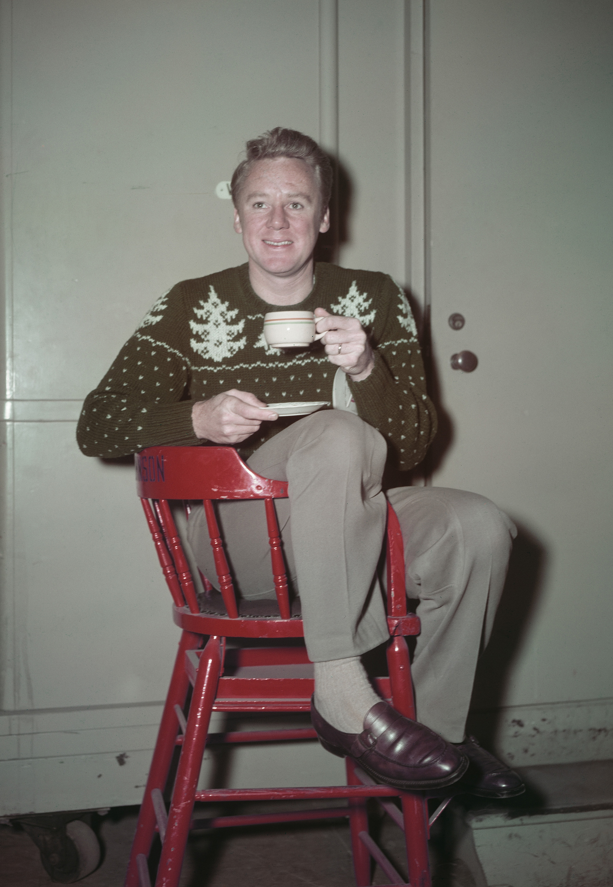 Ван Джонсон, 1950 American actor Van Johnson (1916 - 2008) wearing a Christmas sweater, circa 1950. (Photo by )