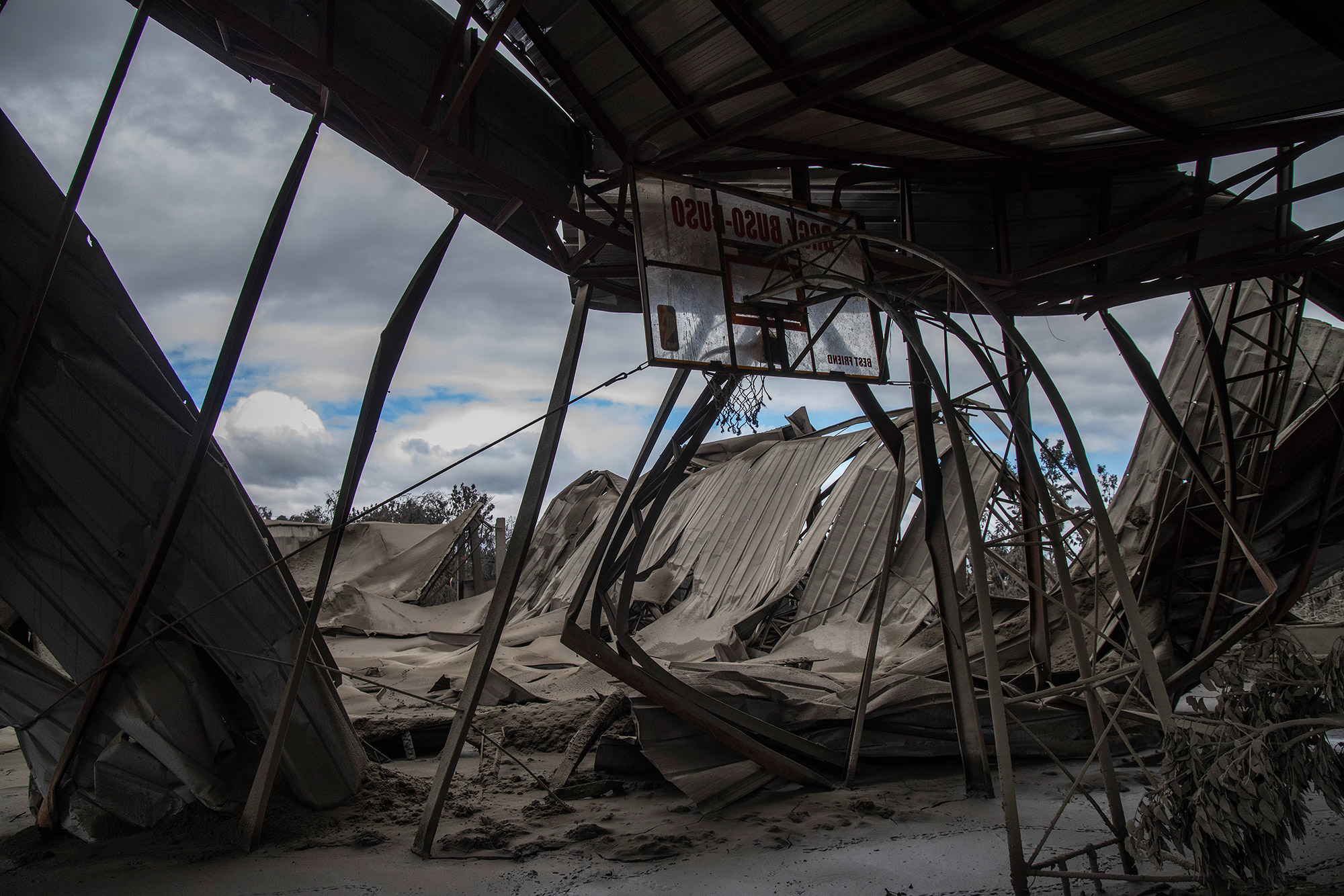 Разрушенная баскетбольная площадка LAUREL, PHILIPPINES - JANUARY 14: The roof a basketball gymnasium, destroyed by volcanic ash from Taal Volcano's eruption, is seen on January 14, 2020 in Laurel, Batangas province, Philippines. The Philippine Institute of Volcanology and Seismology raised the alert level to four out of five, warning that a hazardous eruption could take place anytime, as authorities have evacuated tens of thousands of people from the area. An estimated $10 million worth of crops and livestock have been damaged by the on-going eruption, according to the country's agriculture department. (Photo by Ezra Acayan/Getty Images)