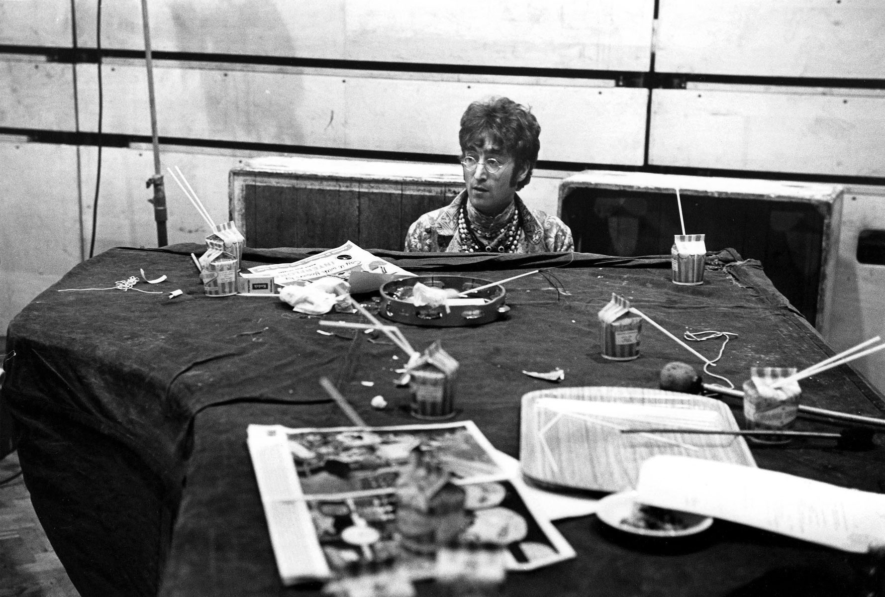 Джон Леннон в студии Abbey Road, 25 июня 1967 года The Beatles at Abbey Road Studios for the 'Our World' live television broadcast, London, Britain - 25 June 1967JOHN LENNON1967