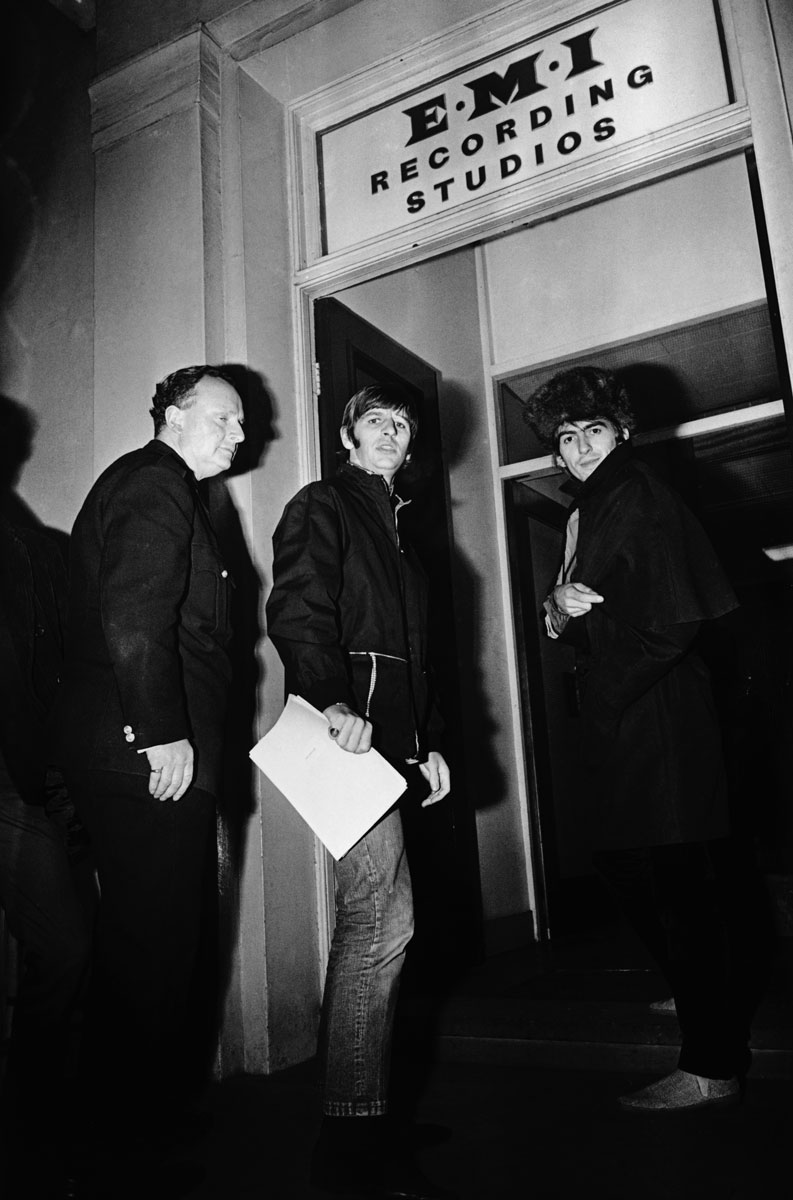 Ринго Старр и Джордж Харрисон в студии Abbey Road, 24 ноября 1966 года Ringo Starr and George Harrison (1943 - 2001) of the Beatles arrive at the EMI recording studios on Abbey Road, 24th November 1966. (Photo by Larry Ellis/Express/Hulton Archive/Getty Images)