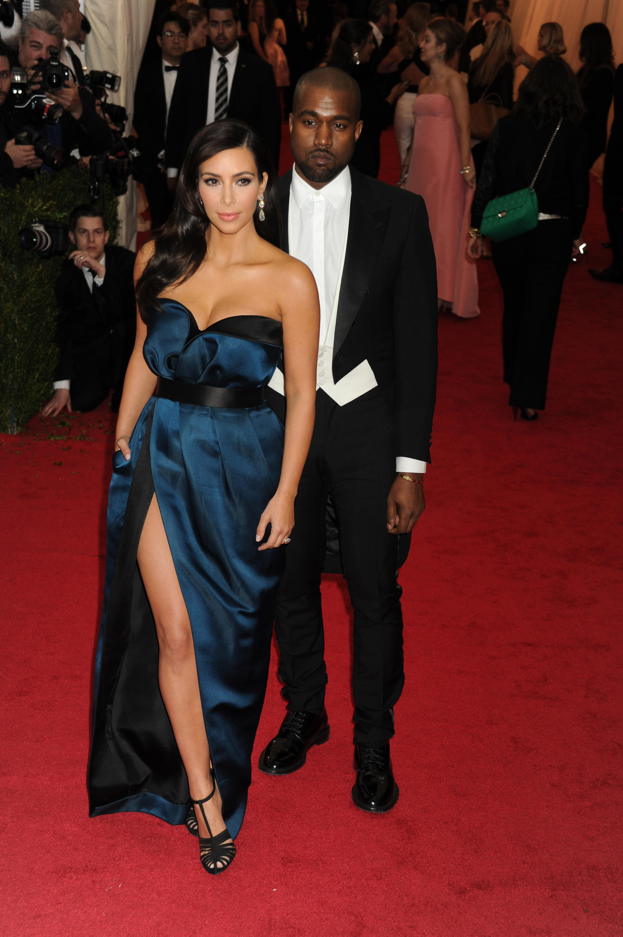 На Met Gala в 2014 году NEW YORK, NY - MAY 05: Kim Kardashian_Kanye West Attends The 'Charles James: Beyond Fashion' Costume Institute Gala At The Metropolitan Museum Of Art On May 5, 2014 In New York City. People: Kim Kardashian_Kanye West КРЕДИТ