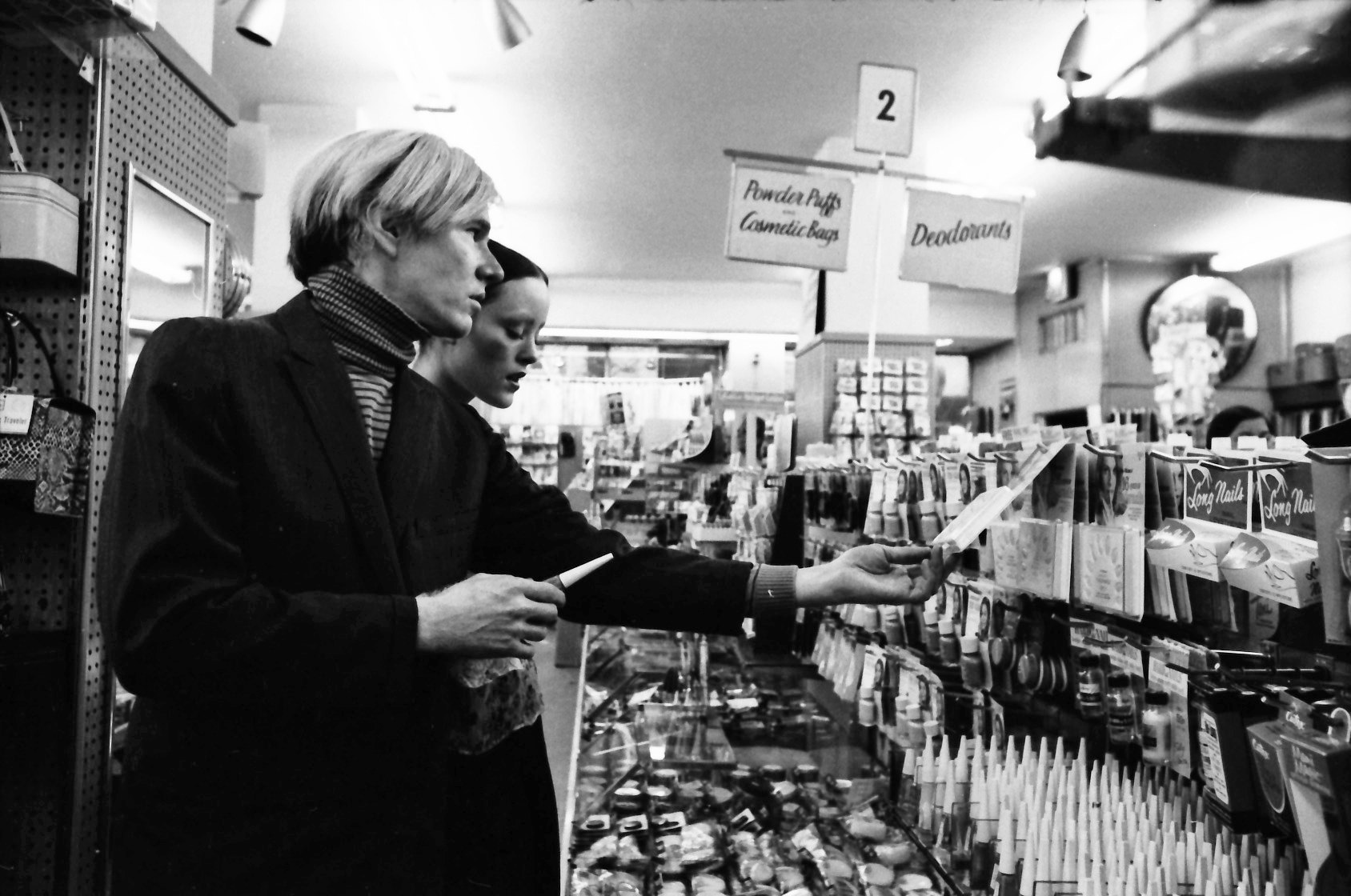 Энди Уорхол и Джейн Форт выбирают косметику в аптеке, 1970 Энди Уорхол и Джейн ФОрт выбирают косметику в аптеке, 1970