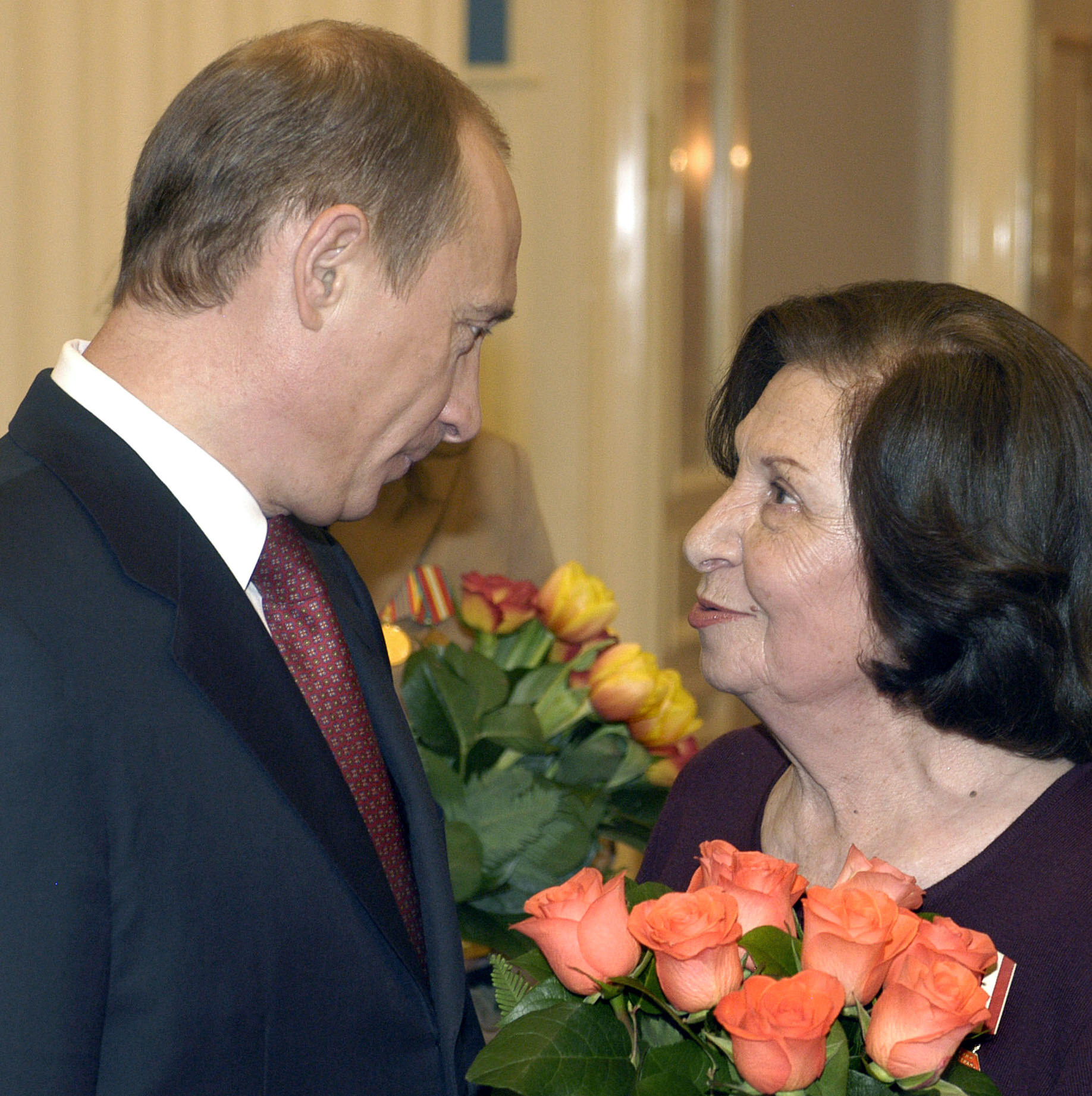 Гоар Вартанян и президент России Владимир Путин Президент России принял в Кремле и лично поздравил с Международным женским днем группу женщин-ветеранов. КРЕДИТ Алексей Панов/ТАСС