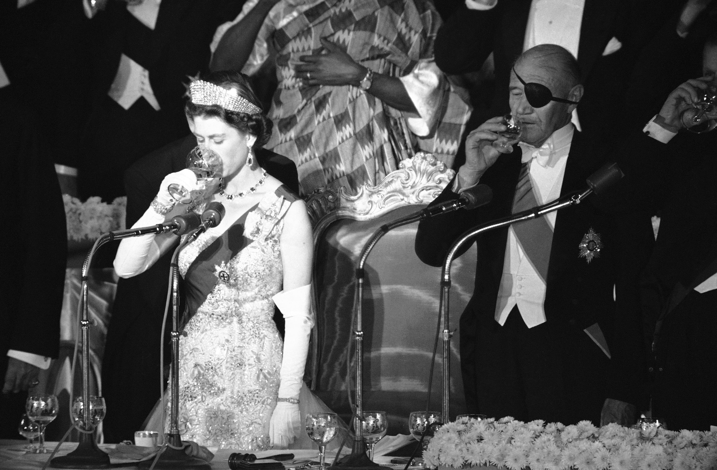 Льюис Дуглас на приеме у королевы Елизаветы II, 1957 Льюис Дуглас на приеме у королевы Елизаветы II, 1957