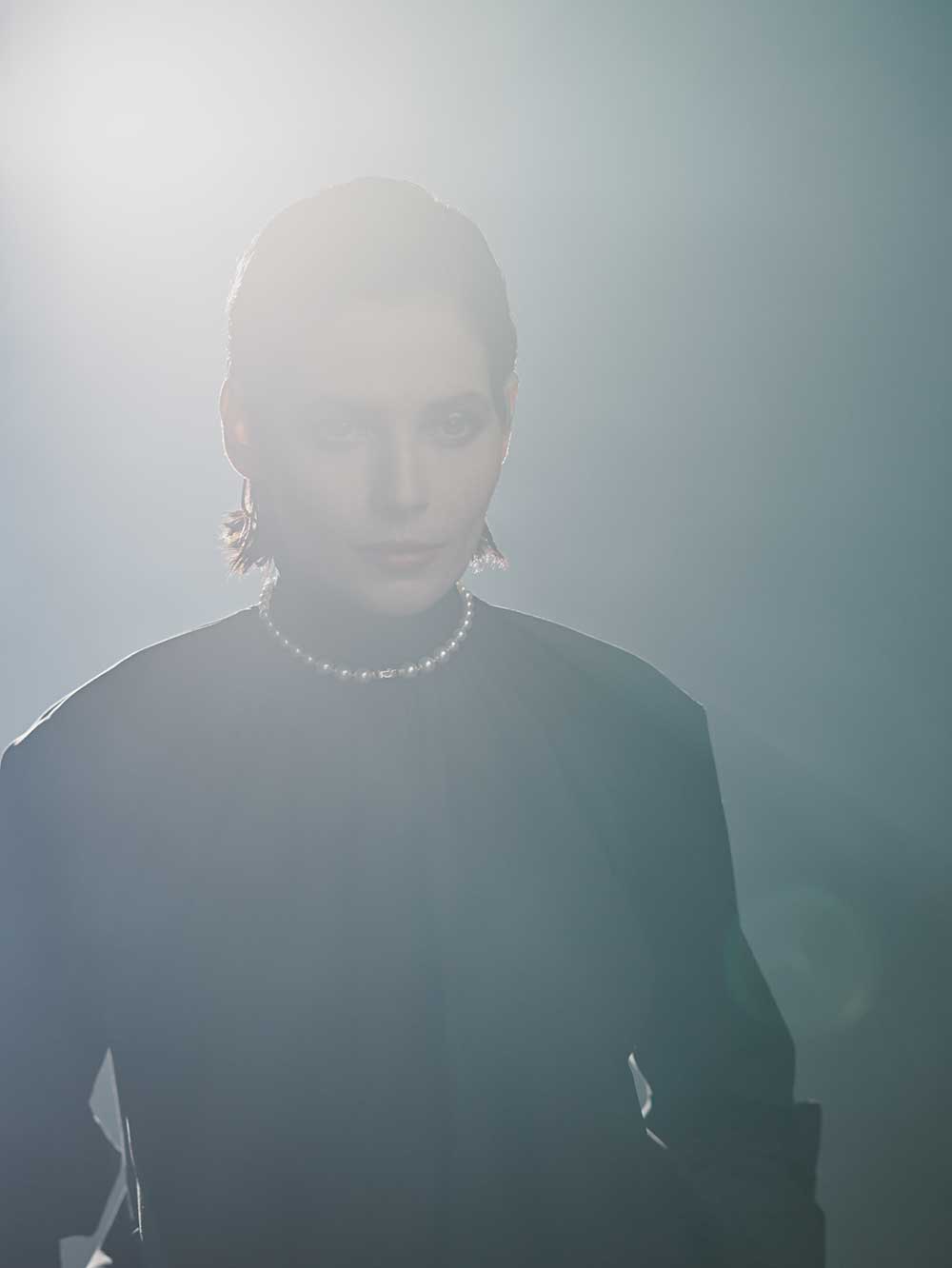 Блуза Prada; колье Dior Блуза Prada; колье Dior