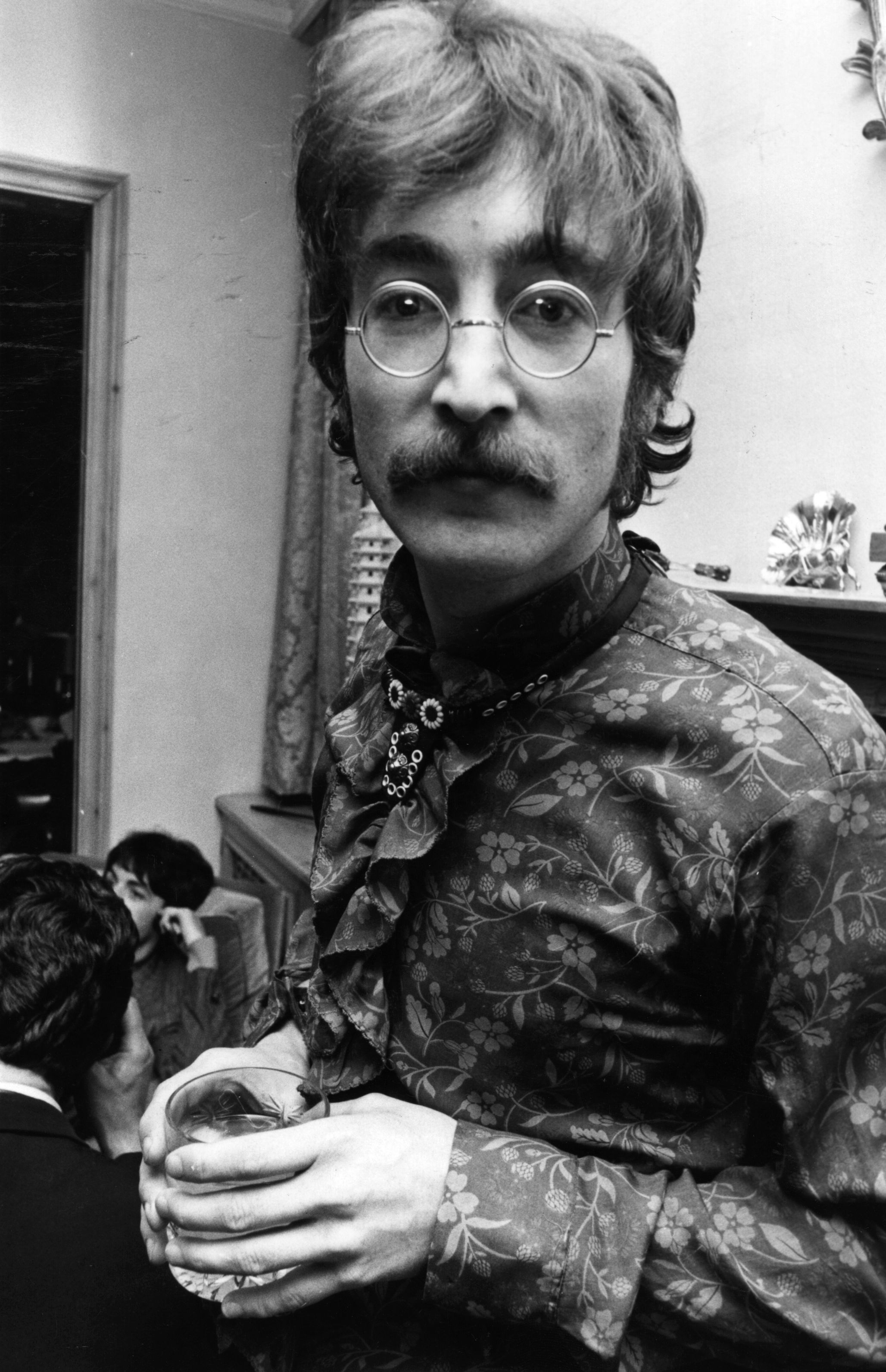 В 1967 году Singer, guitarist and songwriter John Lennon (1940 - 1980) at manager Brian Epstein's west London home for a photocall for the launch of the Beatles' new album 'Sergeant Pepper's Lonely Hearts Club Band', 19th May 1967. КРЕДИТ