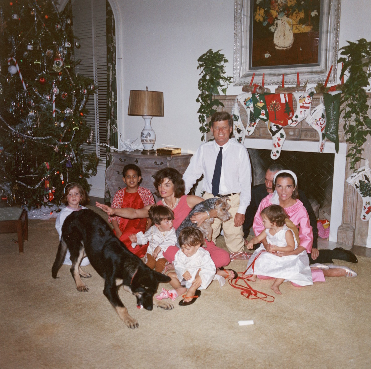 Джон и Жаклин Кеннеди с детьми, 1962 U.S. President John F. Kennedy (1917 - 1963) (C) and First Lady Jacqueline Kennedy (1929 - 1994) pose with their family on Christmas Day at the White House, Washington, D.C., December 25, 1962. (L-R): Caroline Kennedy, unidentified, John F. Kennedy Jr. (1960 - 1999), Anthony Radziwill (1959 - 1999), Prince Stanislaus Radziwill, Lee Radziwill, and their daughter, Ann Christine Radziwill. (Photo by )