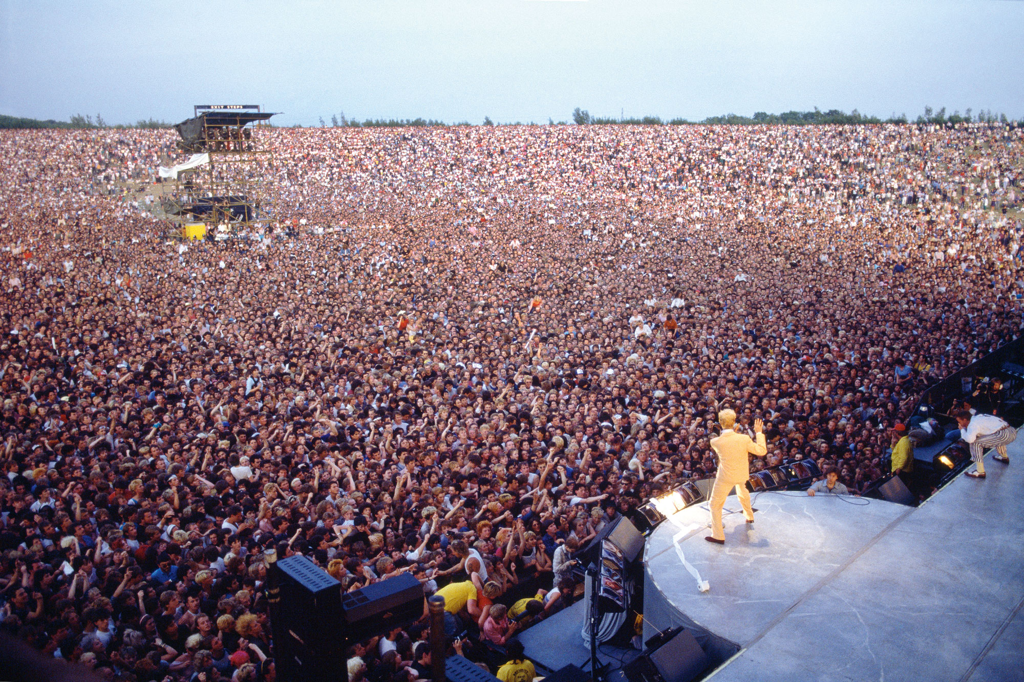 Боуи выступает на фестивале Milton Keynes Bowl в Великобритании, 1983 Боуи выступает на фестивале Milton Keynes Bowl в Великобритании, 1983