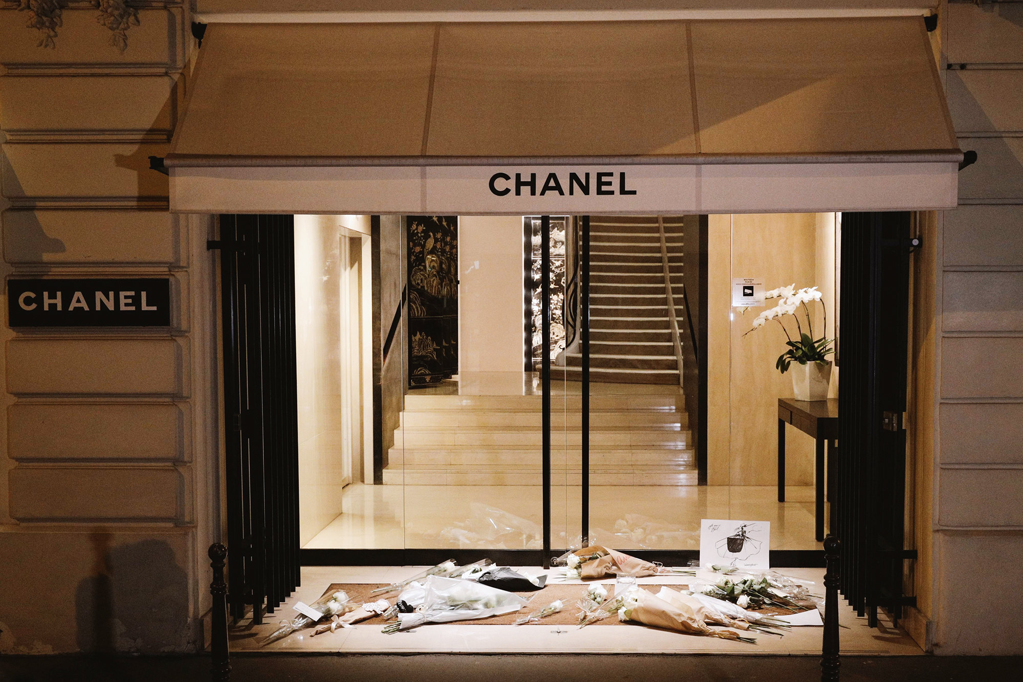 Цветы у бутика Chanel в Париже в память о дизайнере Карле Лагерфельде, который скончался 19 февраля в возрасте 85 лет. Лагерфельд был креативным директором модного дома с 1982 года. Цветы у бутика Chanel в Париже в память о дизайнере Карле Лагерфельде, который скончался 19 февраля в возрасте 85 лет. Лагерфельд был креативным директором модного дома с 1982 года.