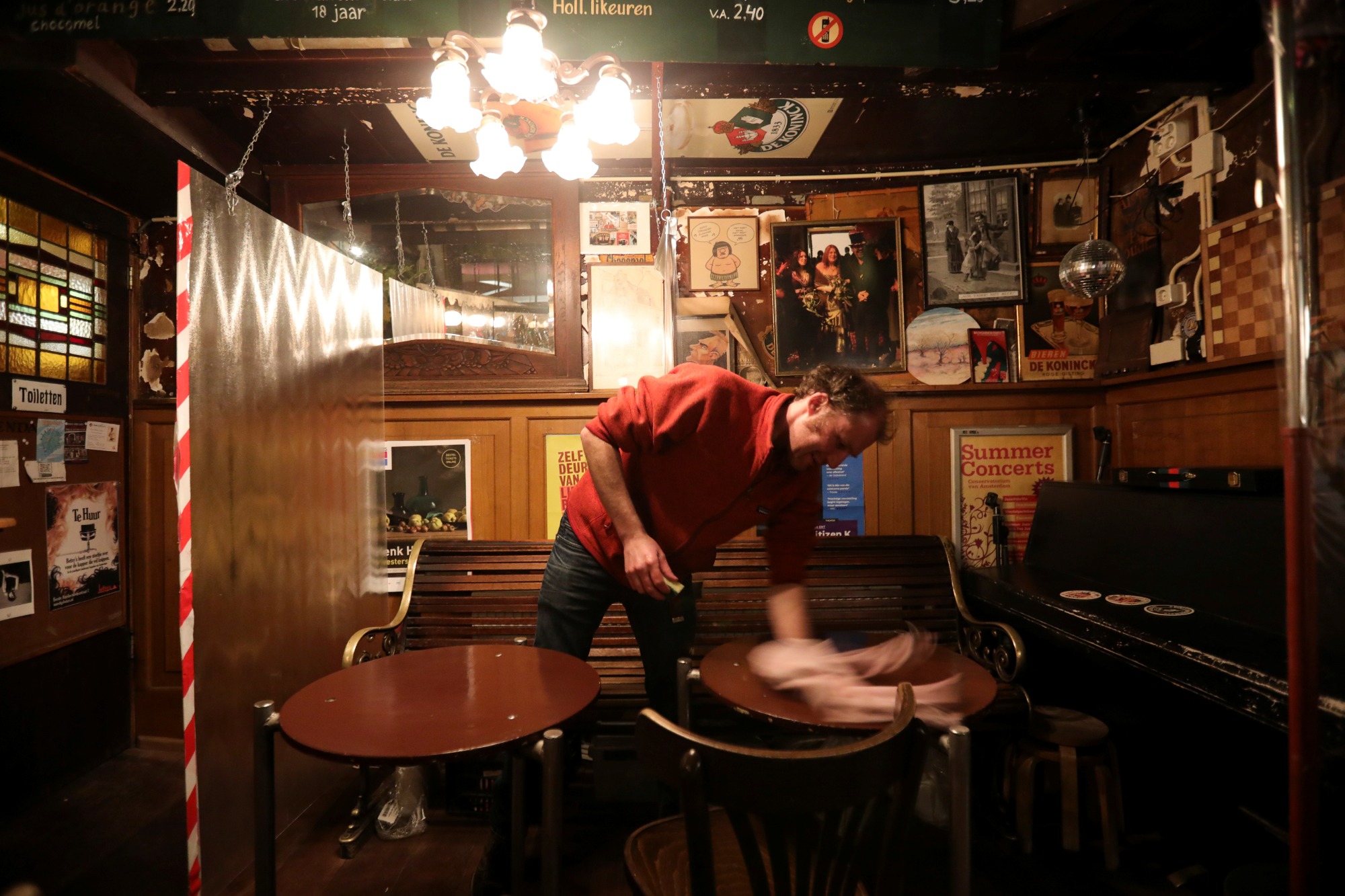 Амстердам, Нидерланды A man cleans a bar after it closed following the new restrictions announced by the Dutch government, as the Netherlands battle to control the spread of the coronavirus disease (COVID-19), in Amsterdam, Netherlands October 14, 2020. REUTERS/Eva Plevier