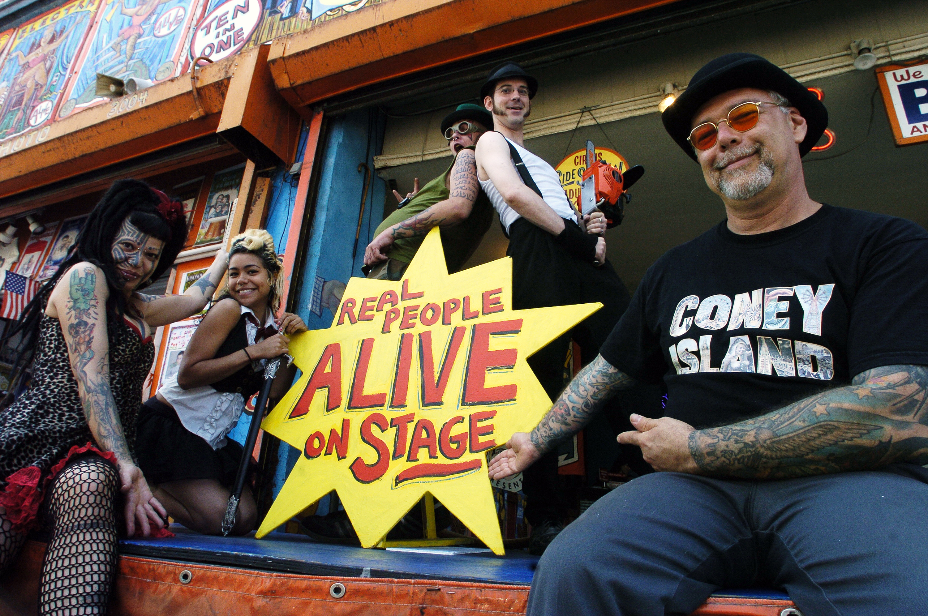 Дик Зиган (справа), основатель Coney Island Circus Sideshow, и артисты Инсектавора, Хезер Холидей, Рок Рокет и Даймонд Донни V Дик Зиган (справа), основатель Coney Island Circus Sideshow, и артисты Инсектавора, Хезер Холидей, Рок Рокет и Даймонд Донни V