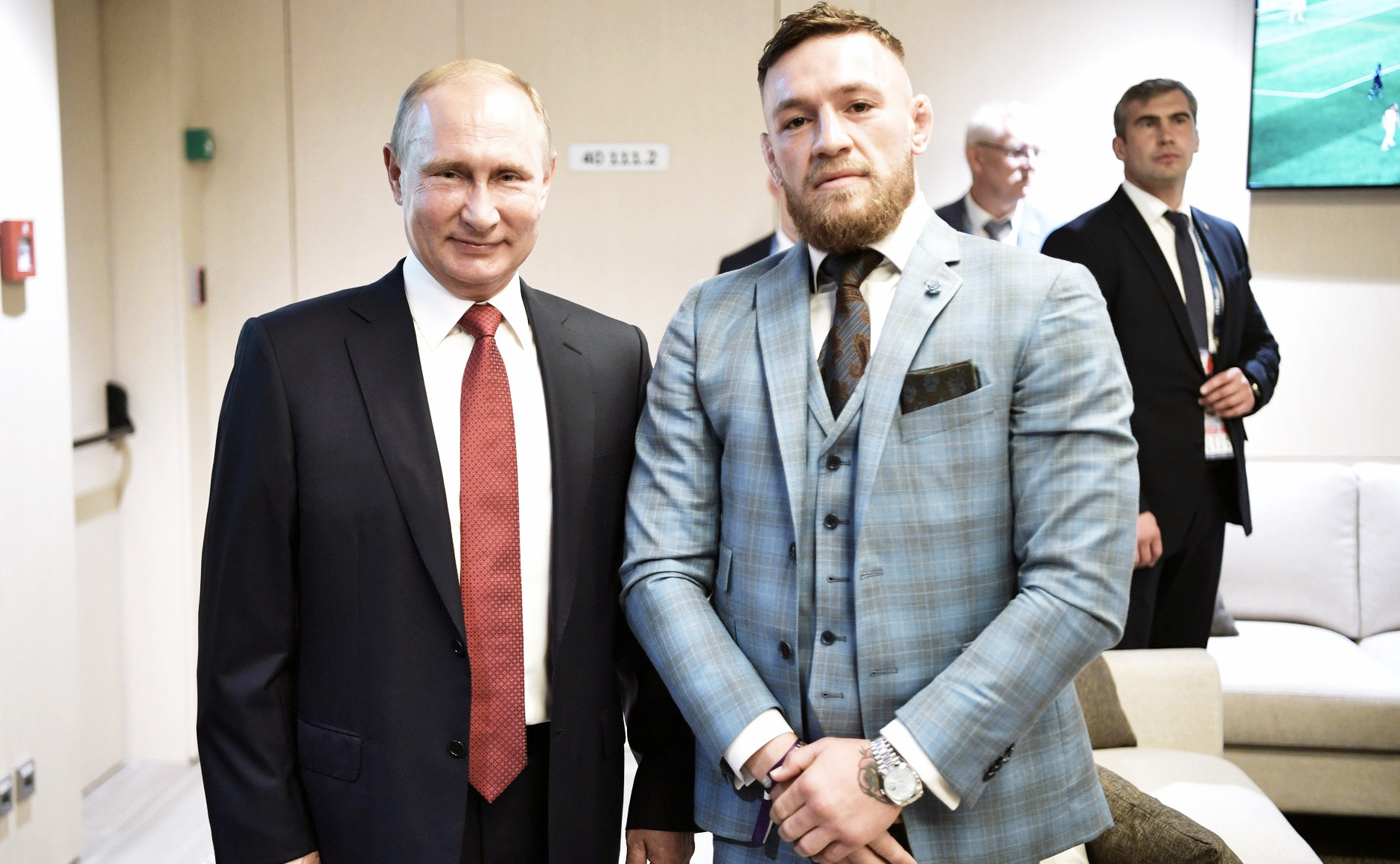В перерыве финального матча чемпионата мира по футболу Владимир Путин пообщался с гостями турнира. С бойцом смешанных единоборств ирландцем Конором Макгрегором В перерыве финального матча чемпионата мира по футболу Владимир Путин пообщался с гостями турнира. С бойцом смешанных единоборств ирландцем Конором Макгрегором